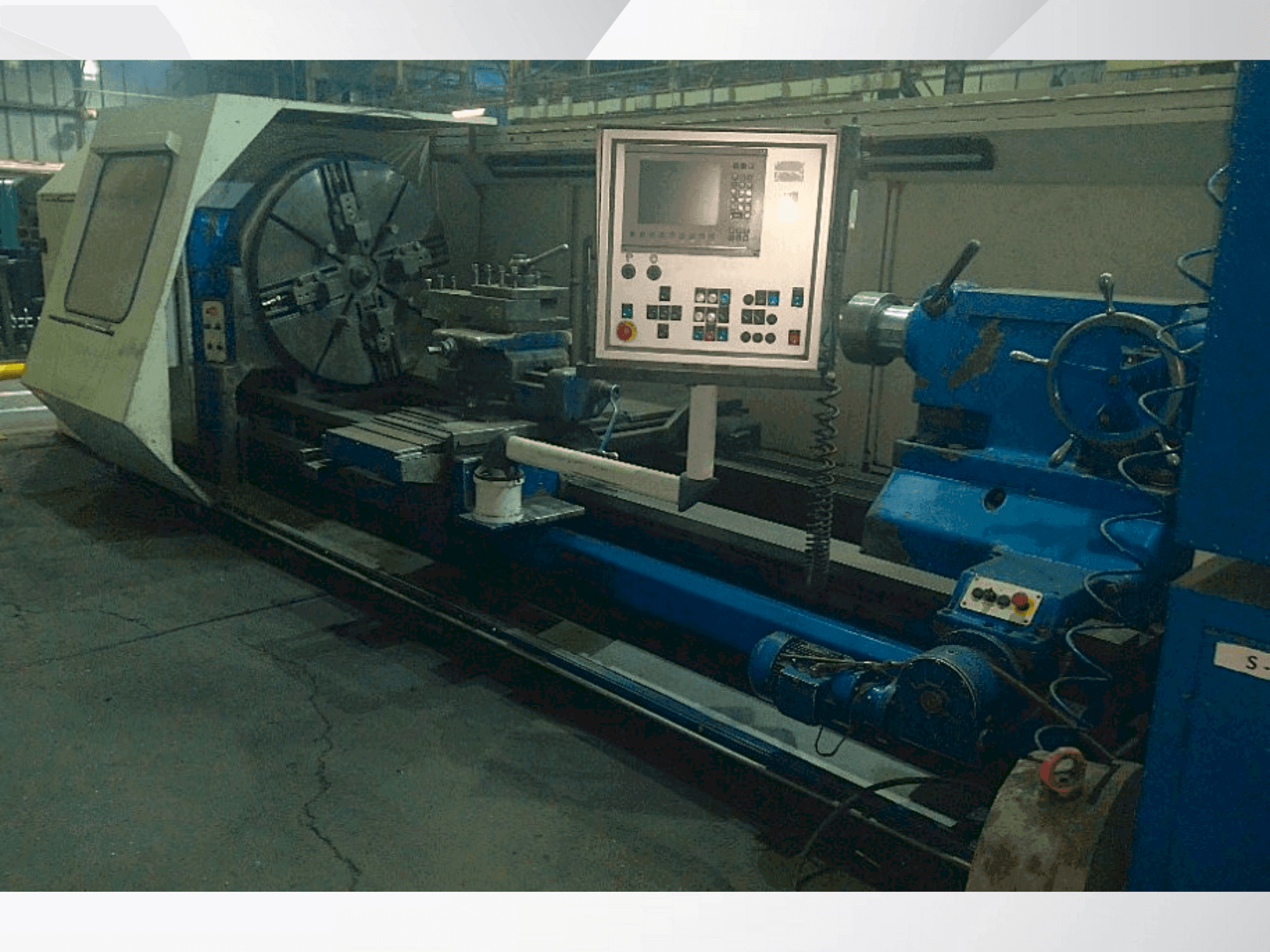 Vista Frontal da SKODA SRM 125 CNC máquina