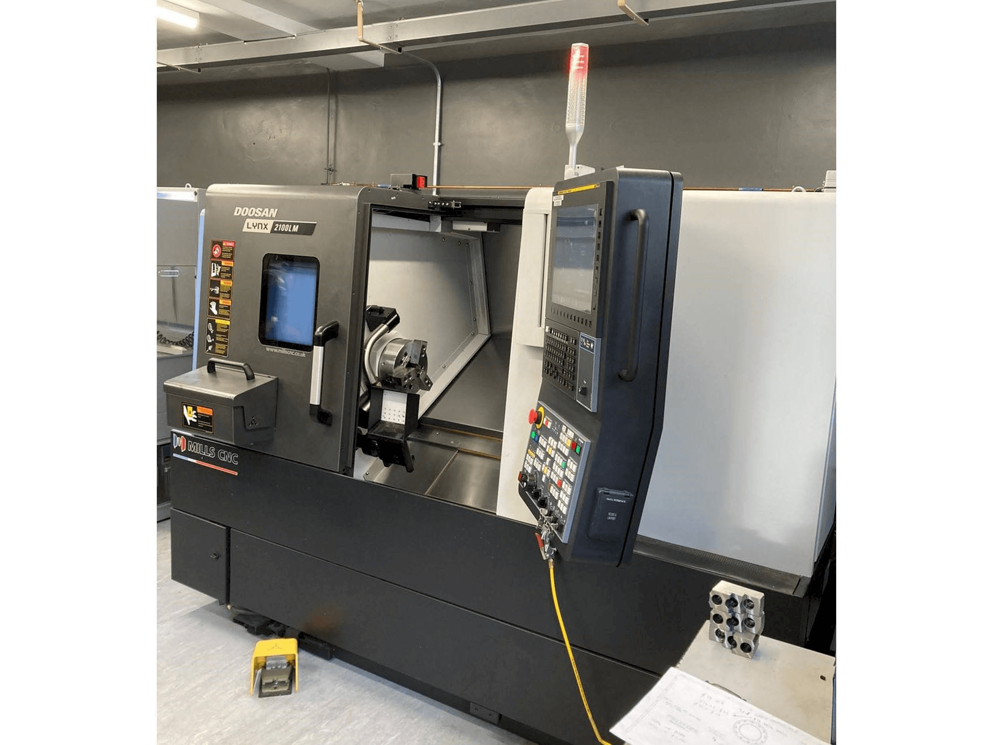 Vista Frontal da Doosan Lynx 2100 LMB máquina