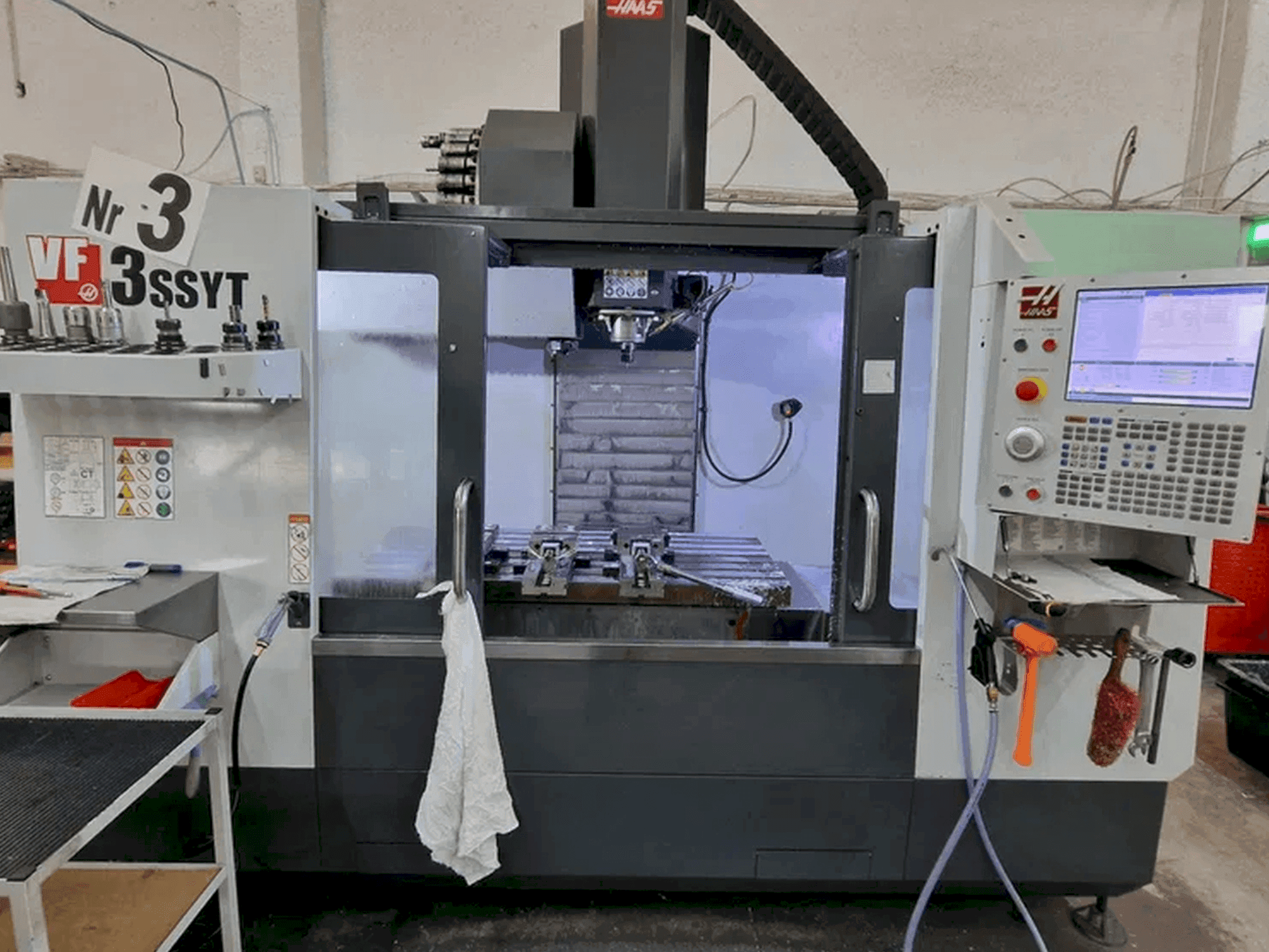 Vista Frontal da HAAS VF-3 SSYT máquina