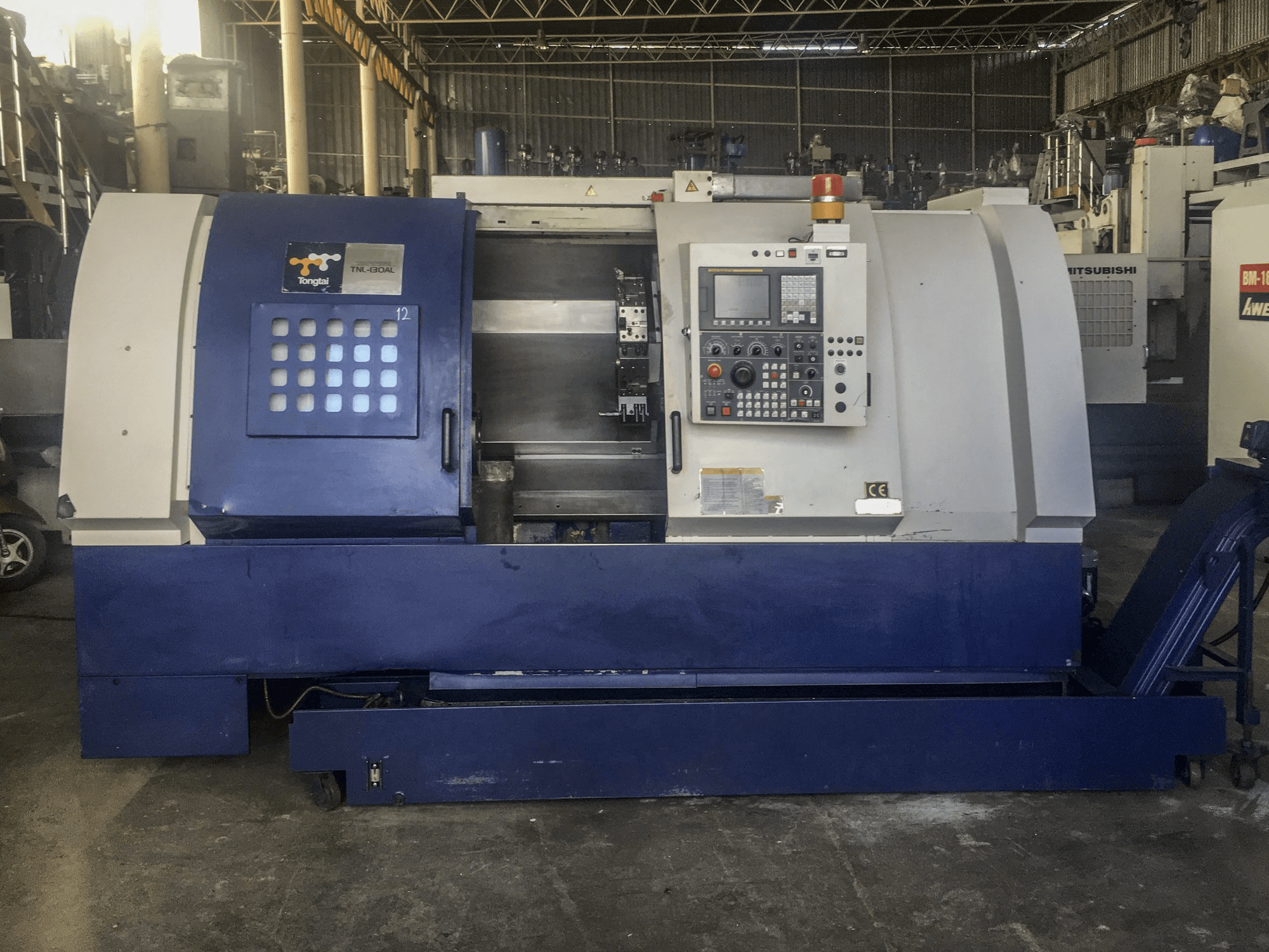 Vista Frontal da Tongtai TNL-130 AL máquina
