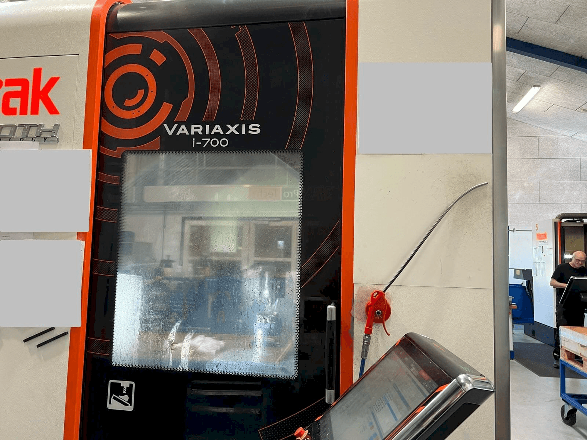 Vista Frontal da Mazak Variaxis i-700 máquina