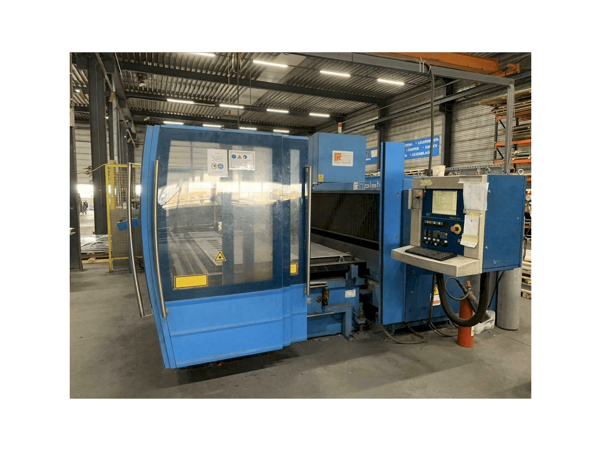 Vista Frontal da Prima Power Platino 1530 máquina