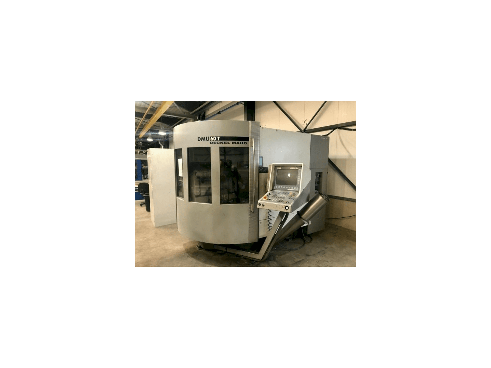 Vista Frontal da DECKEL MAHO DMU 60T máquina