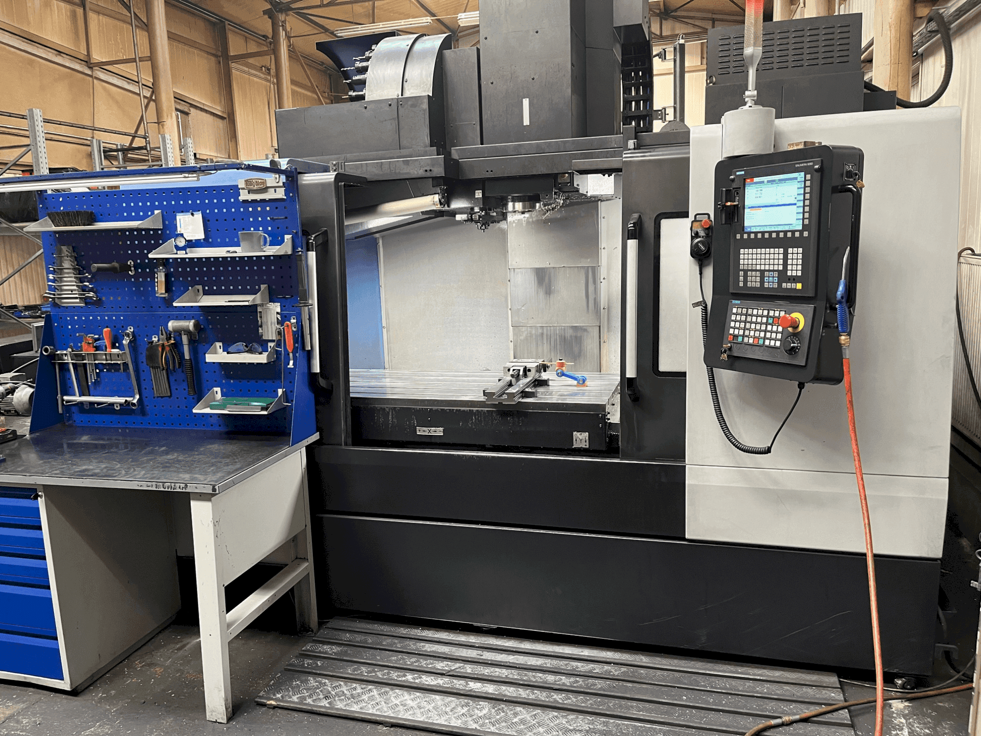 Vista Frontal da DOOSAN DNM 6700 máquina