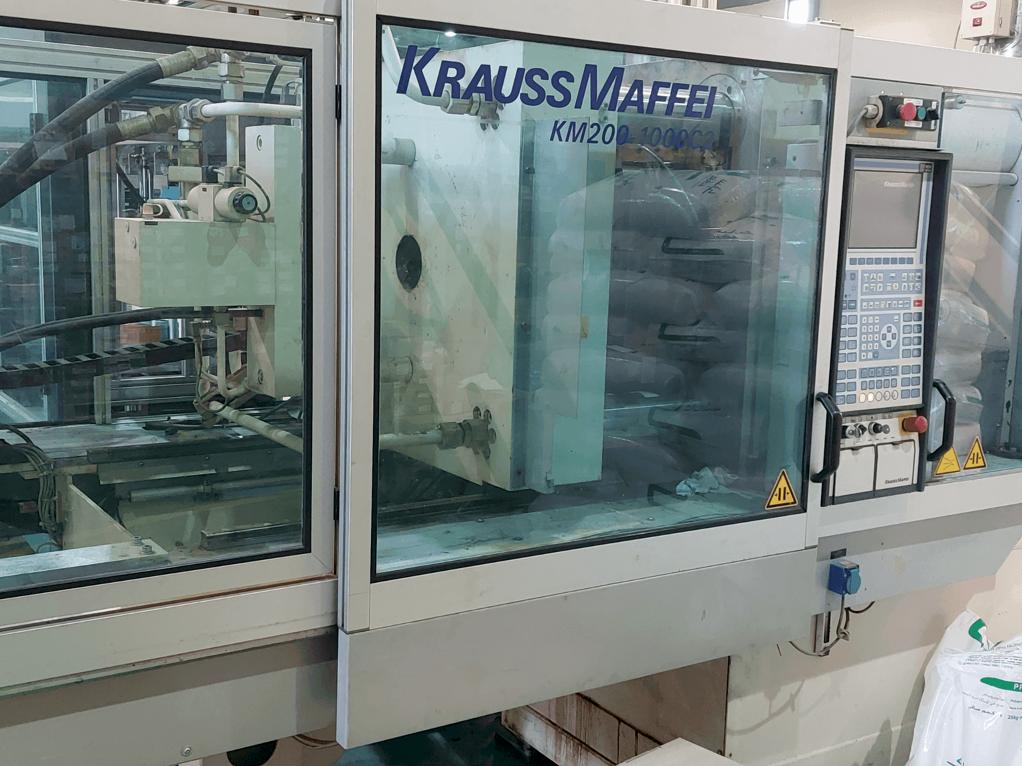 Vista Frontal da Krauss Maffei 200-1000 C2 máquina