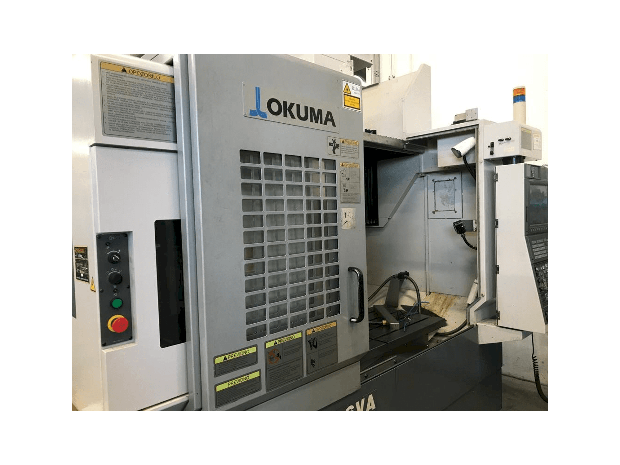 Vista Frontal da Okuma MB 56 VA máquina