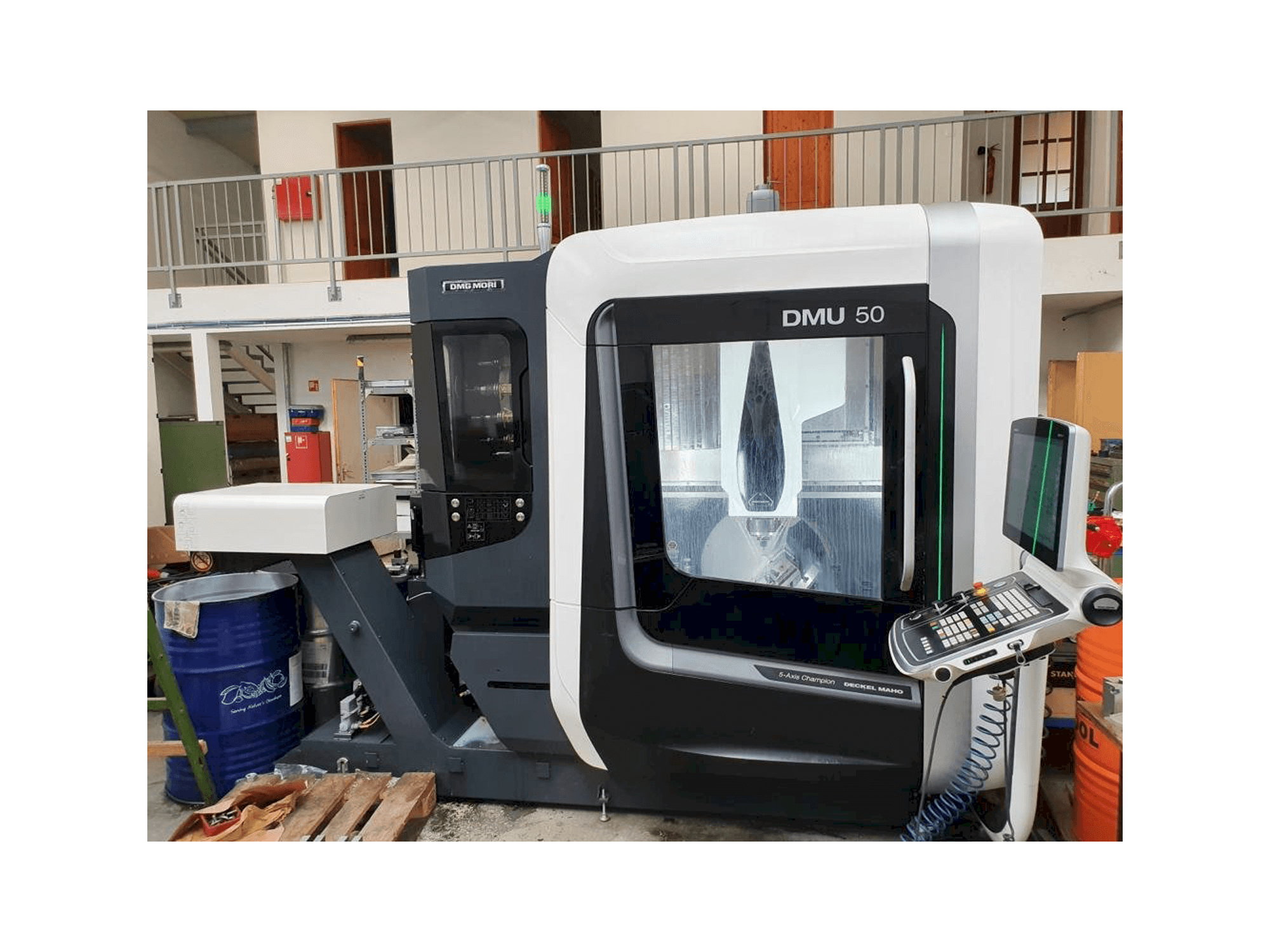 Vista Frontal da DMG MORI DMU 50 máquina