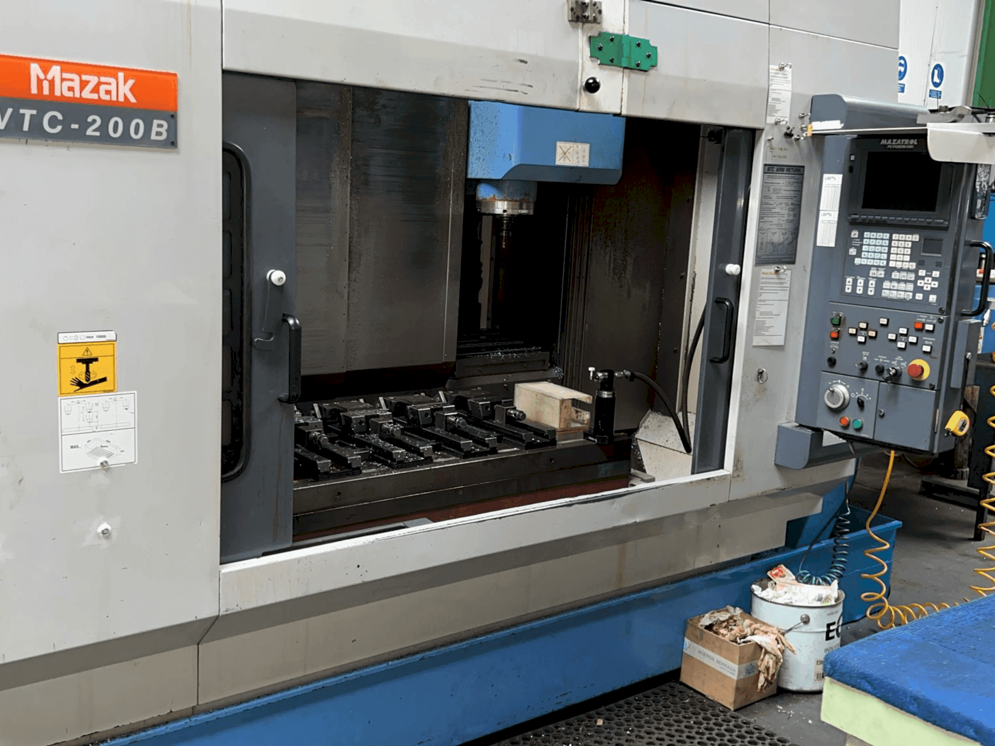Vista Frontal da Mazak VTC 200B máquina
