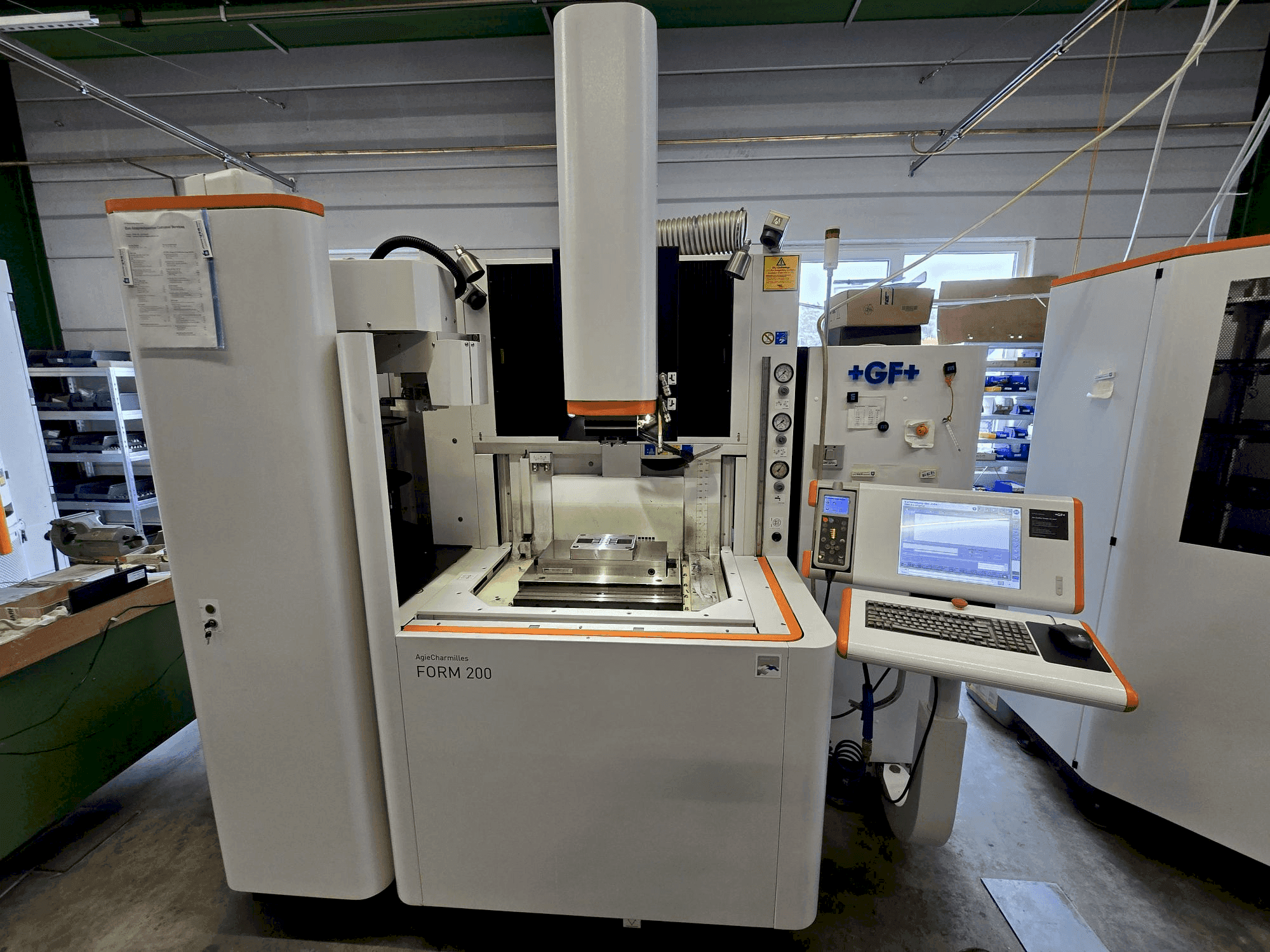Vista Frontal da AgieCharmilles FORM 200 máquina
