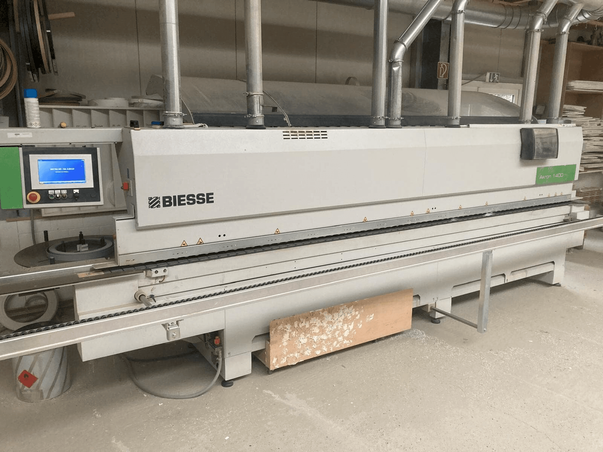 Vista Frontal da BIESSE AKRON 1440 máquina