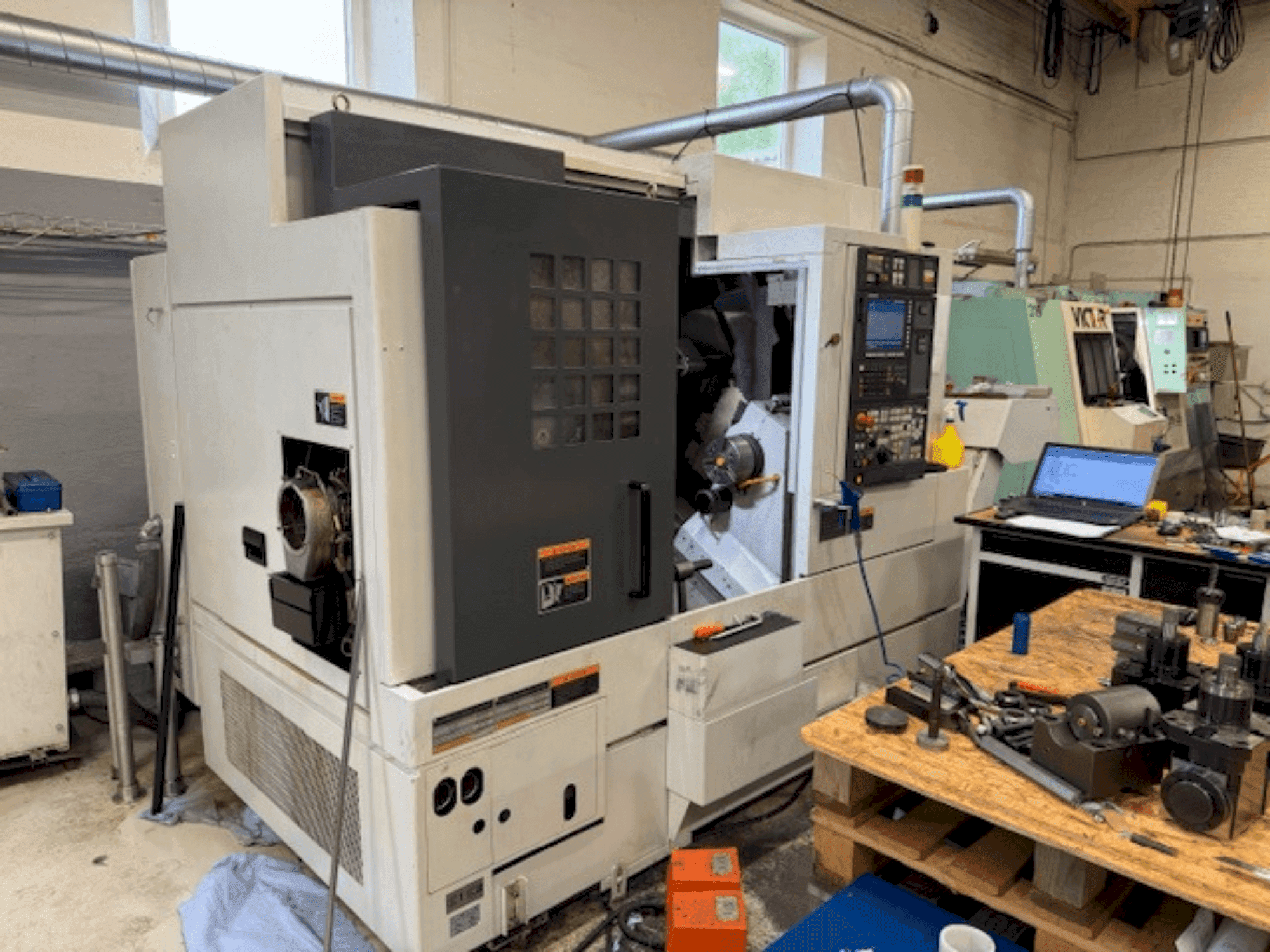 Vista Frontal da MORI SEIKI NL 2000 SY/500 máquina