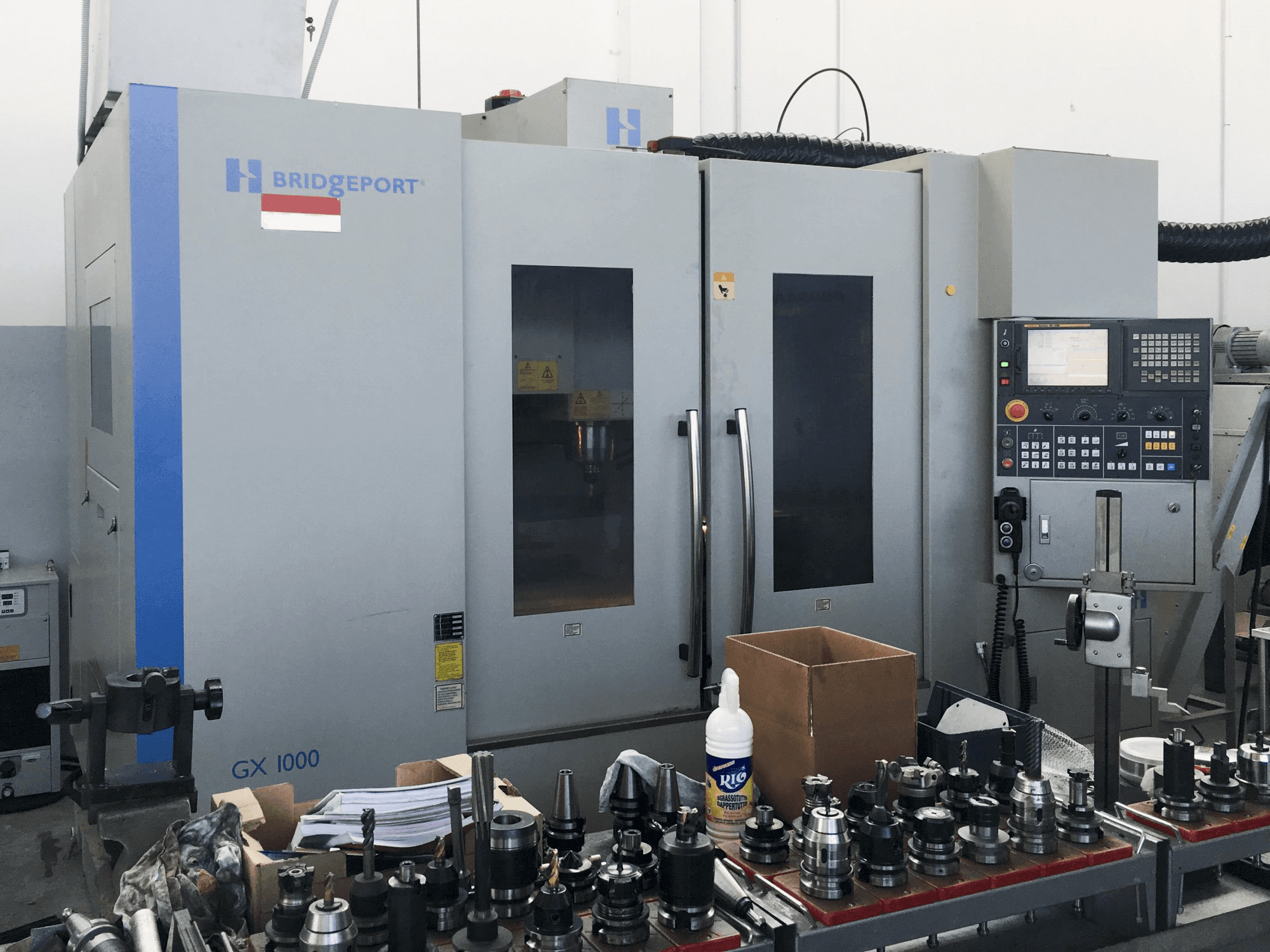 Vista Frontal da Bridgeport GX 1000 máquina