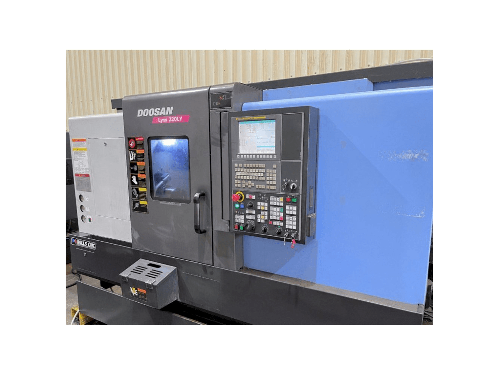 Vista Frontal da Doosan Lynx 220LYC máquina