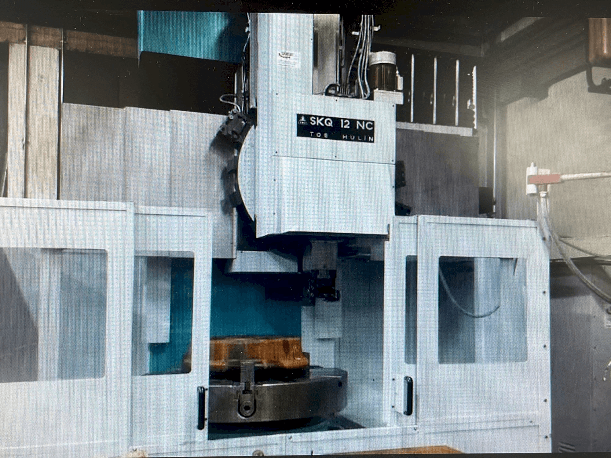 Vista Frontal da TOS SKQ 12 NC máquina