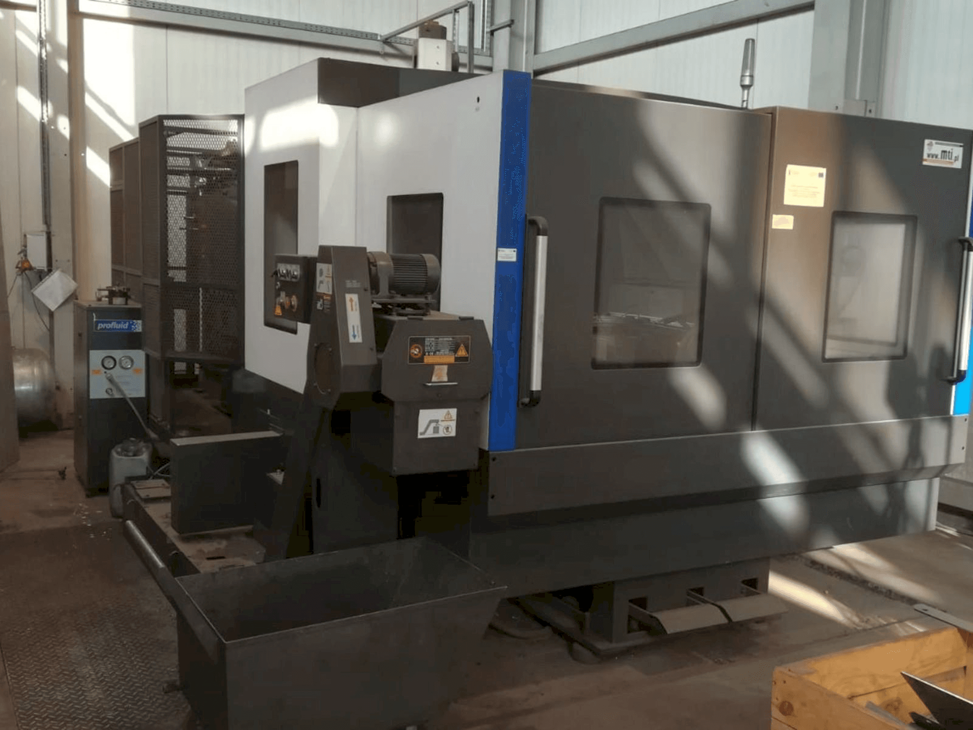 Vista Frontal da Hyundai Wia KH63G máquina