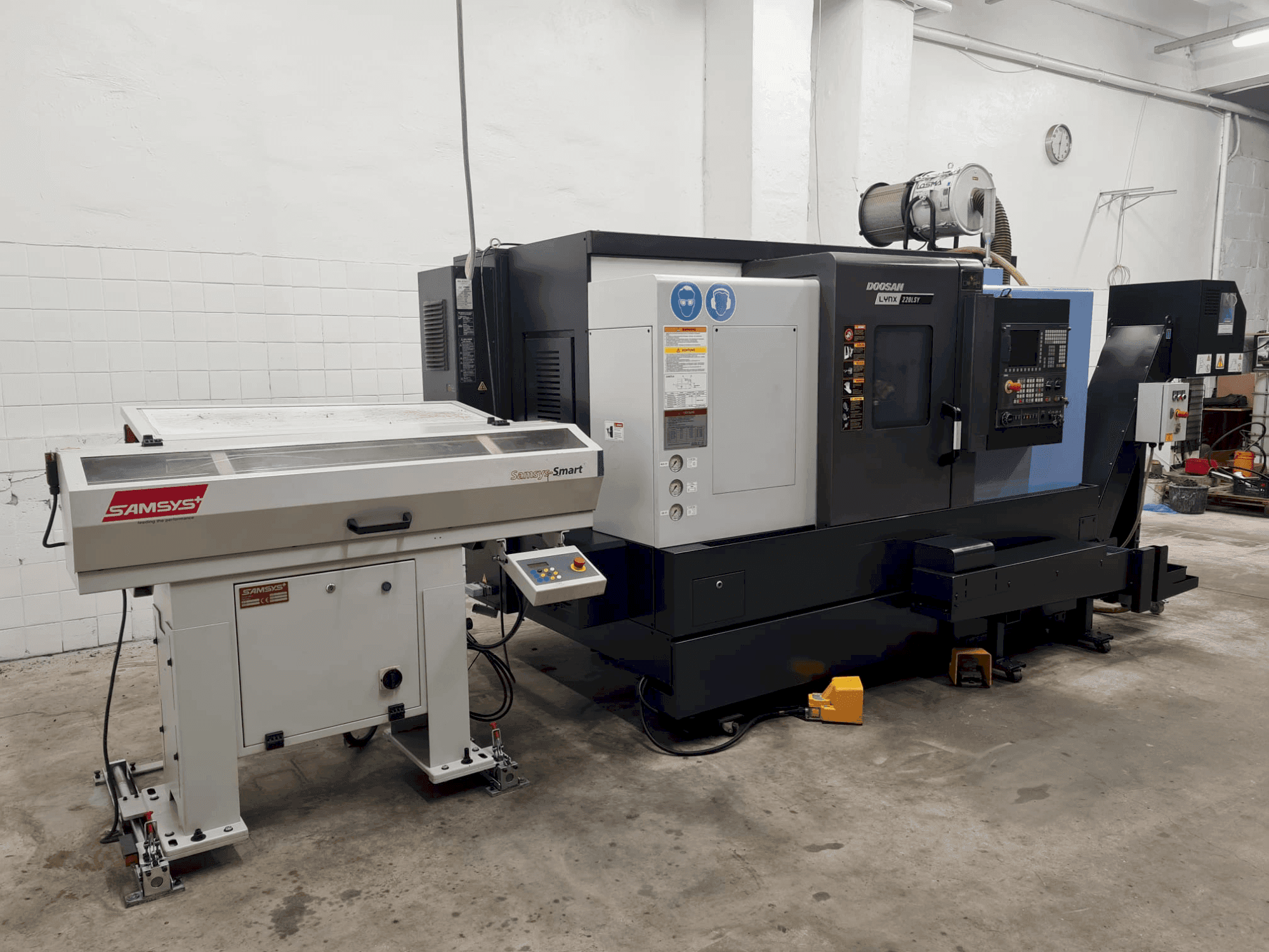Vista Frontal da DOOSAN LYNX 220 LSYC máquina