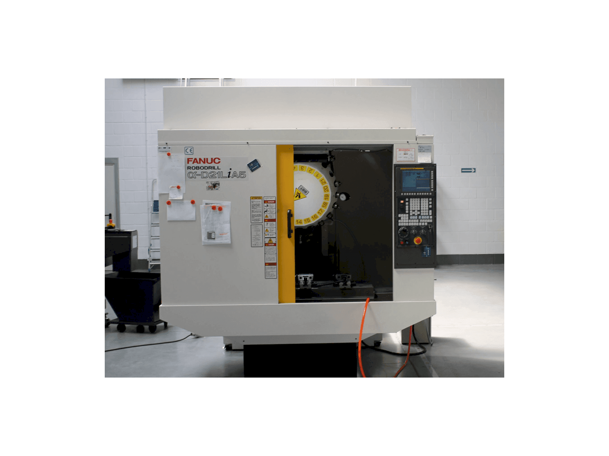 Vista Frontal da FANUC RoboDrill D21LiA5 máquina