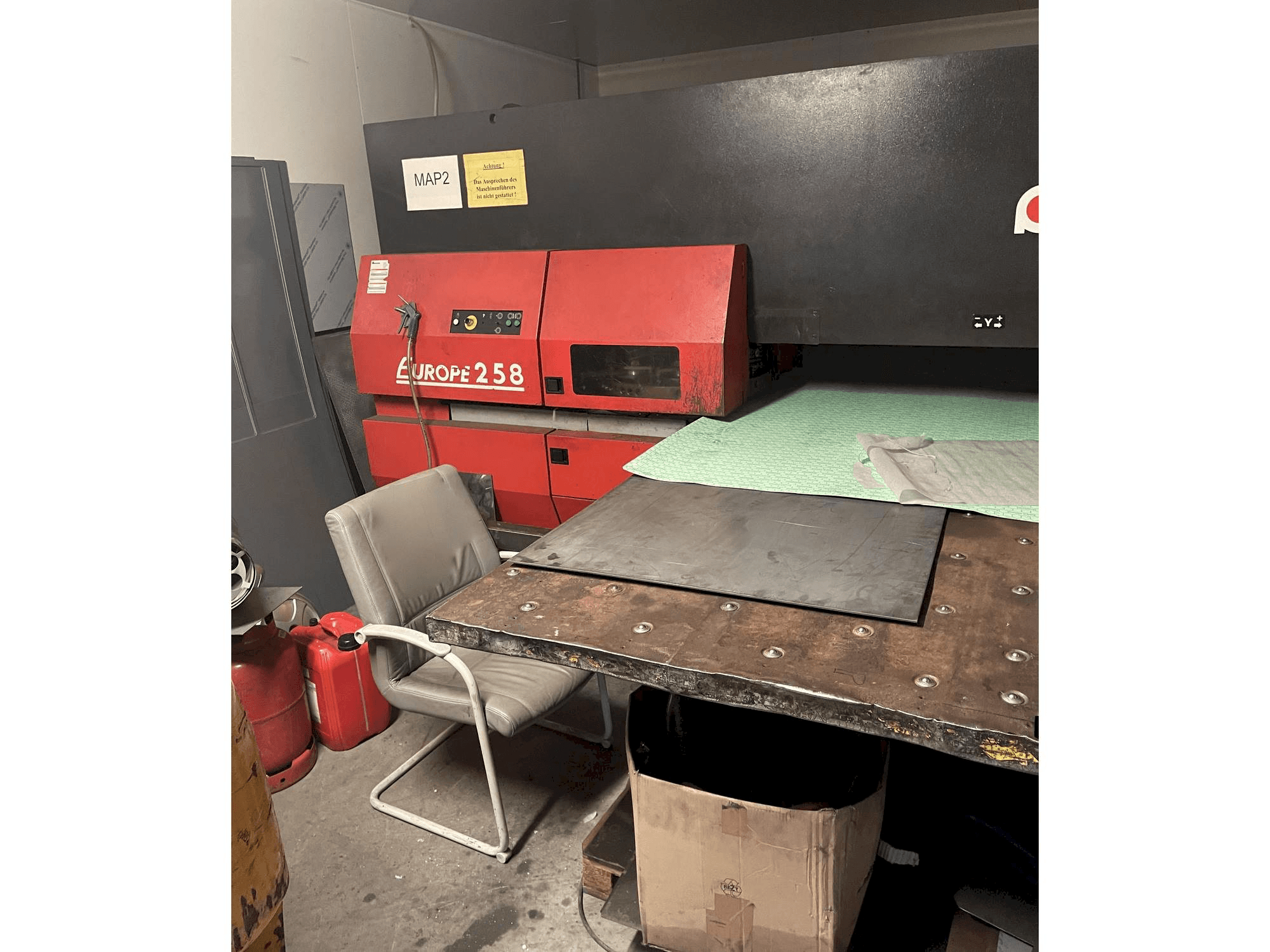 Vista Frontal da AMADA Europe 258 máquina