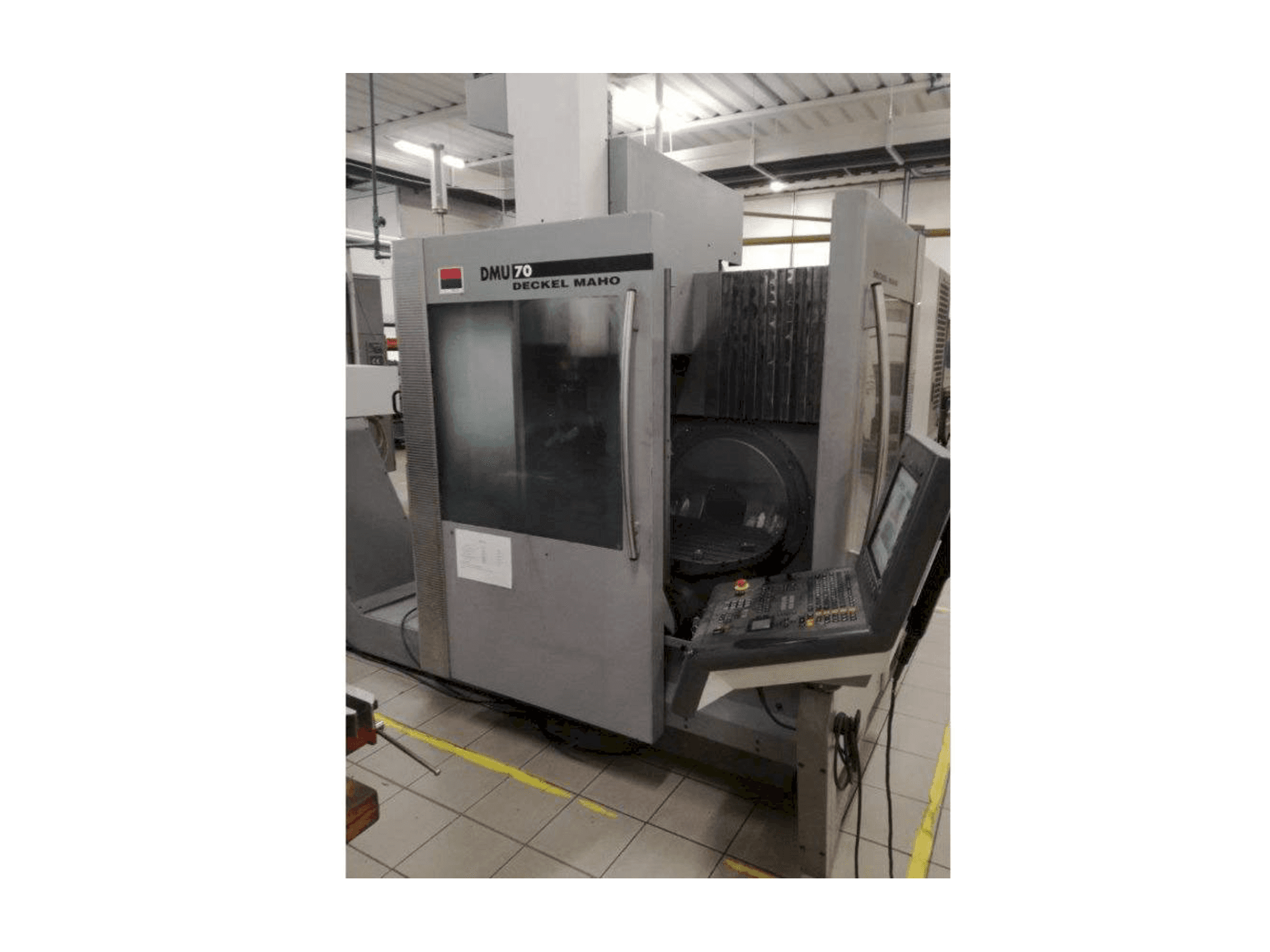 Vista Frontal da DECKEL MAHO DMU 70 máquina