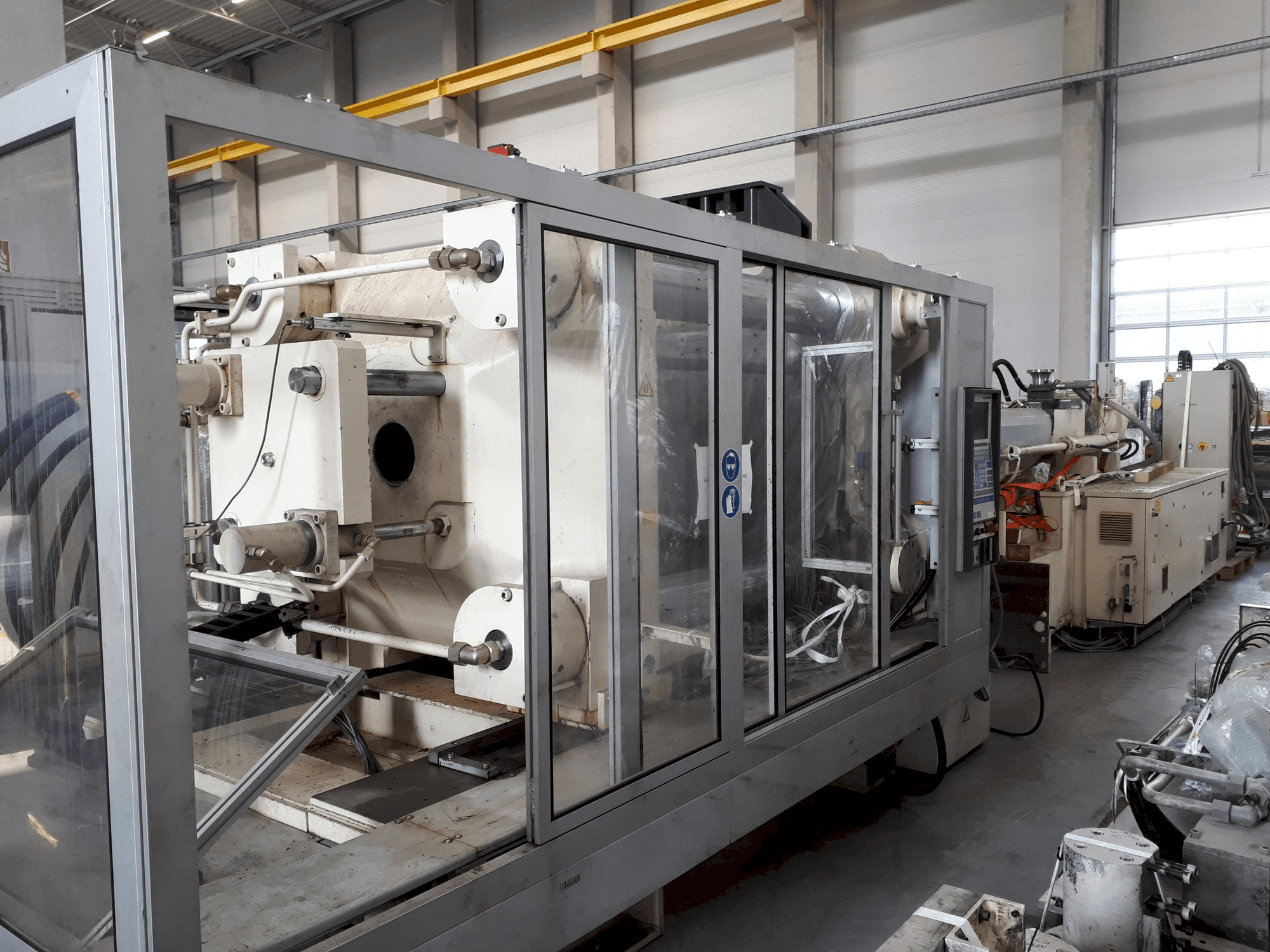 Vista Frontal da Krauss Maffei 650-2700 C1 máquina