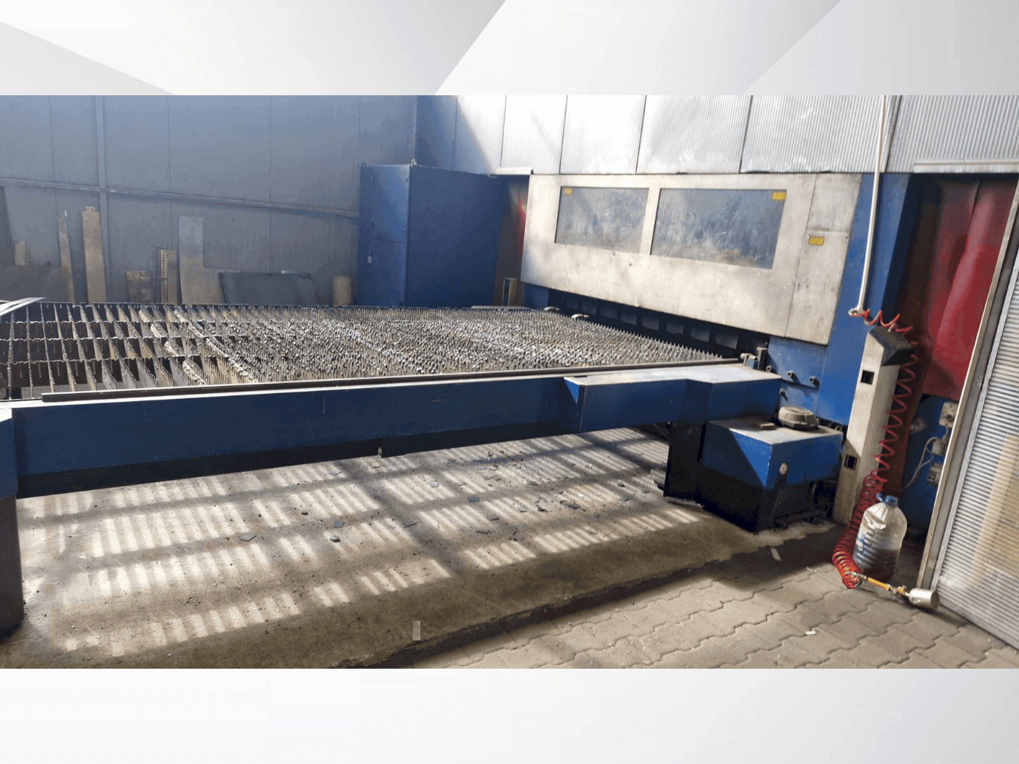 Vista Frontal da TRUMPF TRUMATIC L 4030 máquina