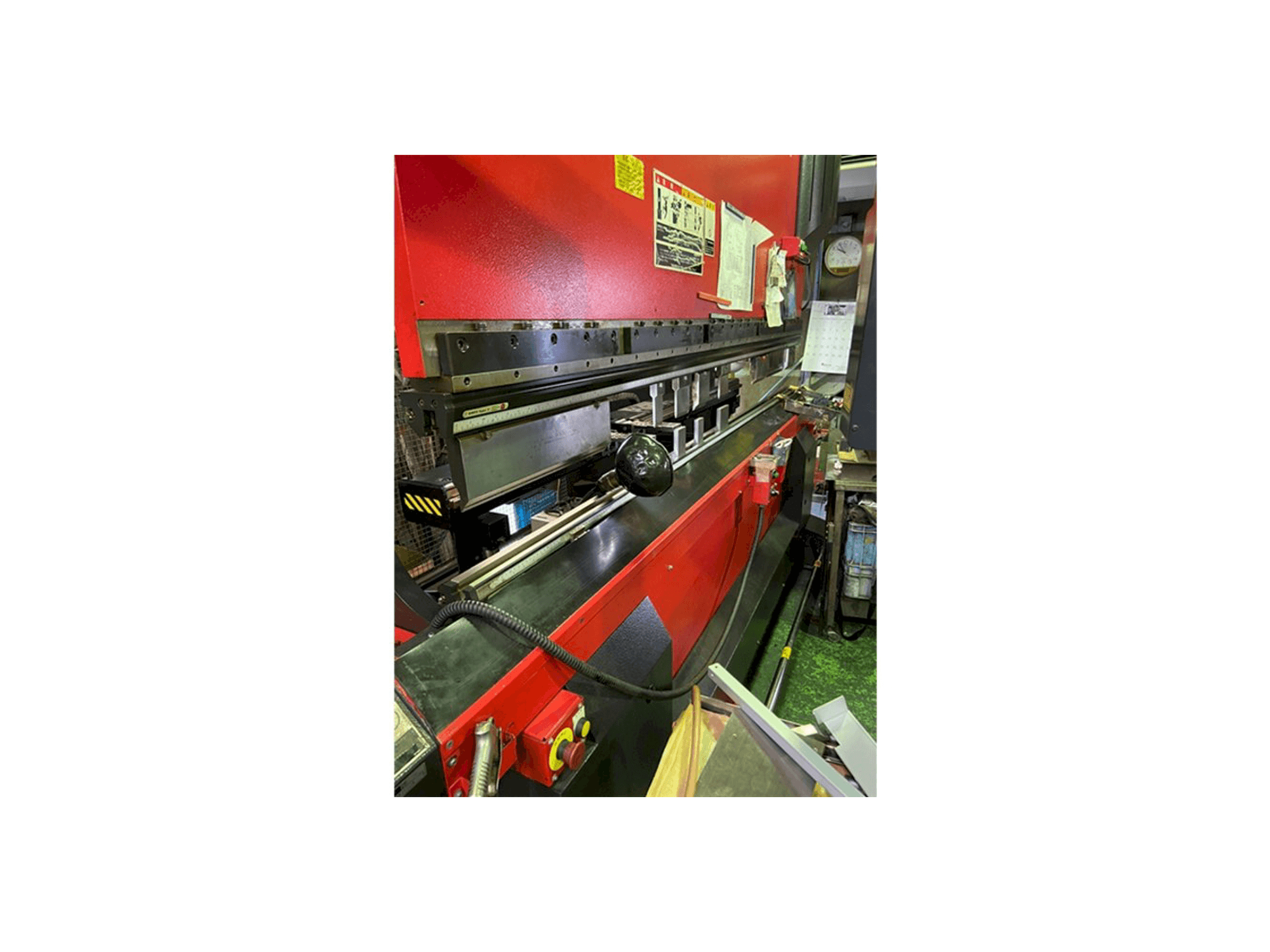 Vista Lateral Esquerda da AMADA HDS 8025 NT máquina