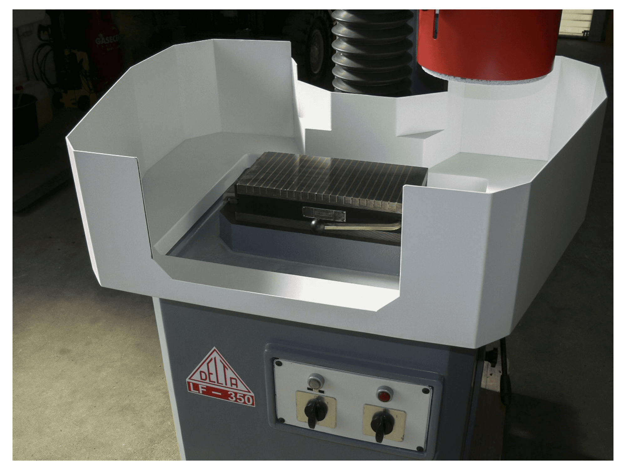 Vista Frontal da DELTA LF-350 máquina