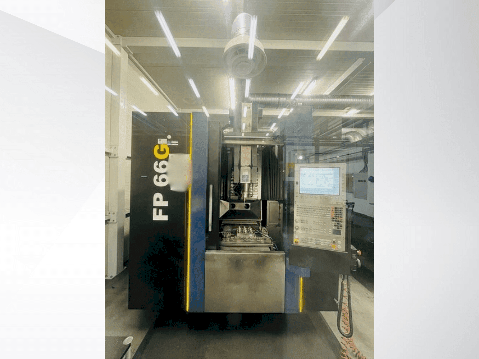 Vista Frontal da YCM FP 66G máquina