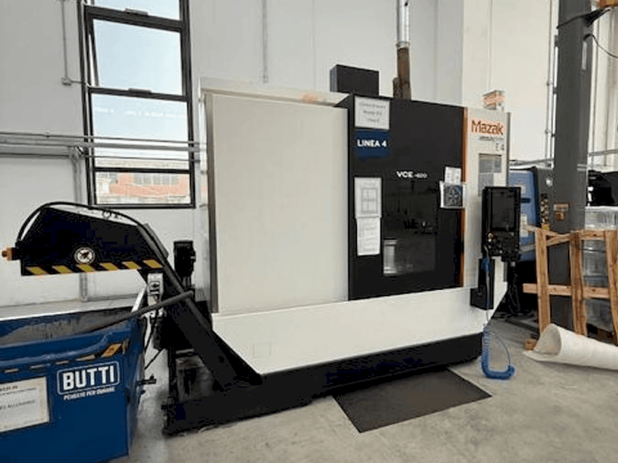 Vista Frontal da Mazak VCE 600 máquina
