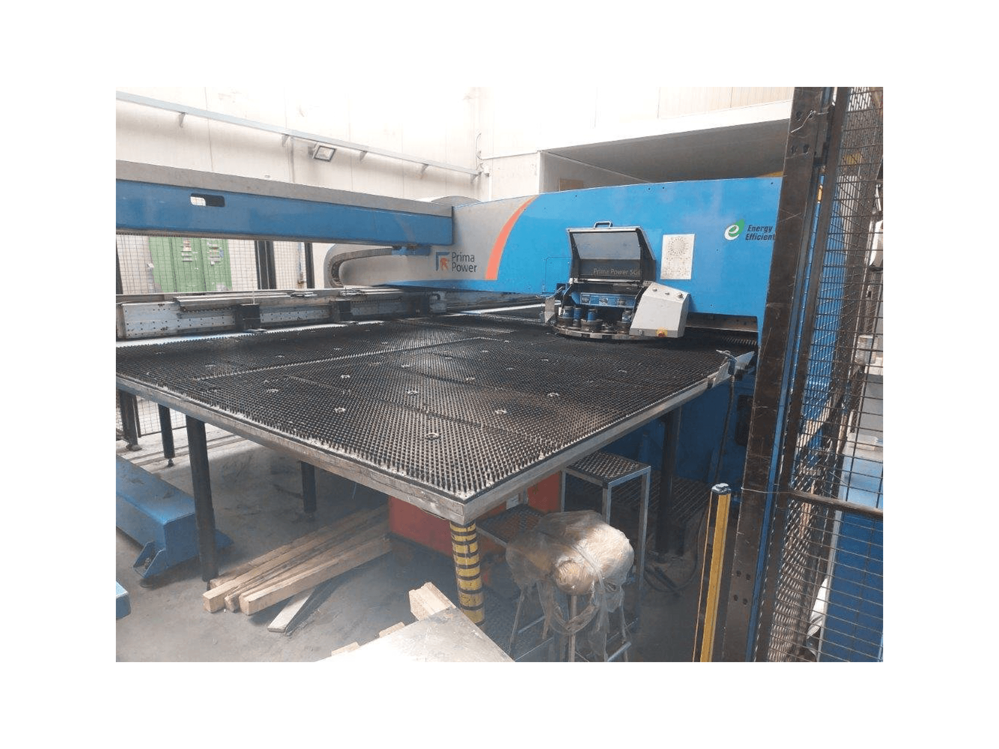 Vista Frontal da Prima Power SGe6 máquina