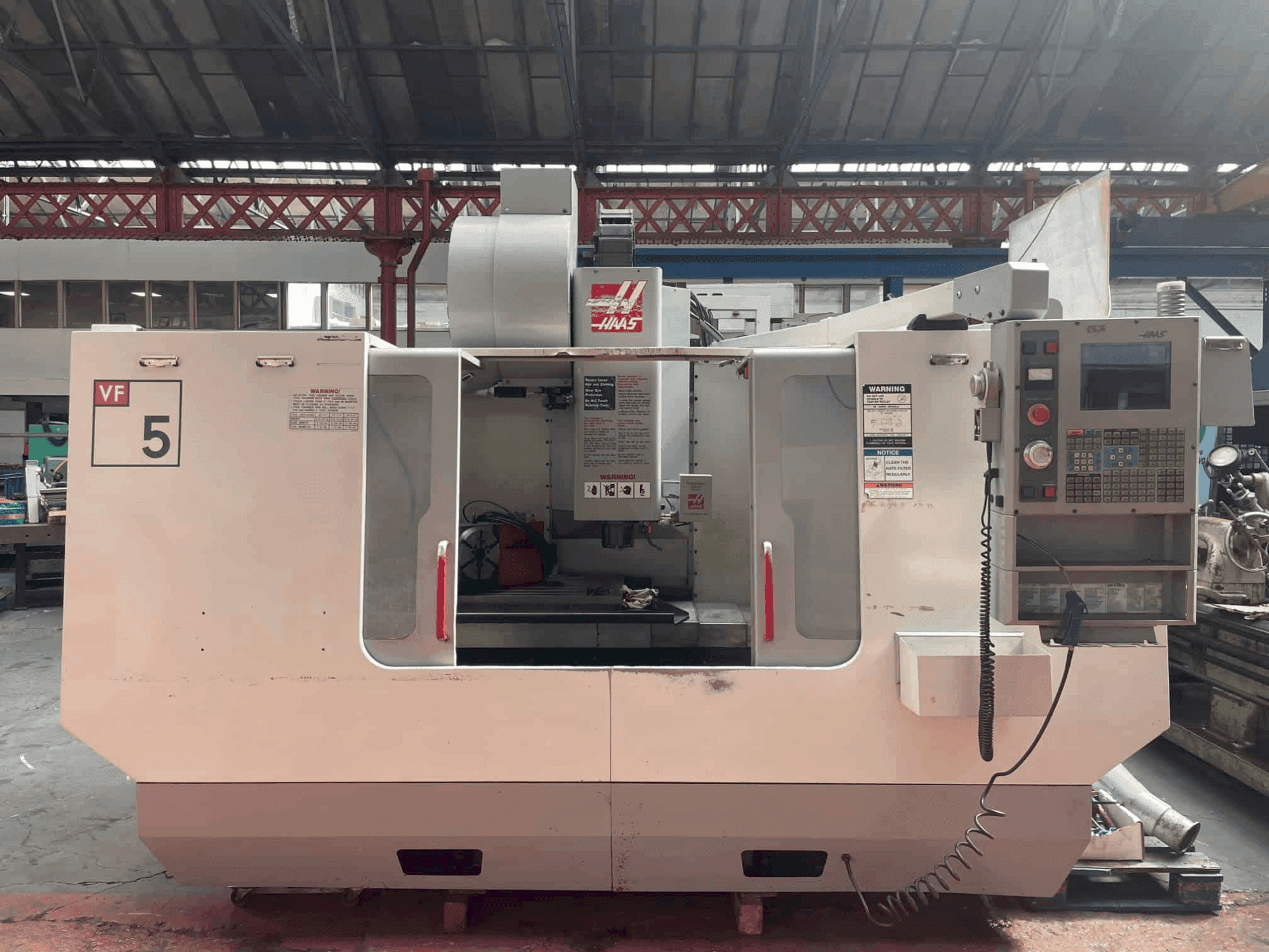 Vista Frontal da HAAS VF-5B/40 HE máquina