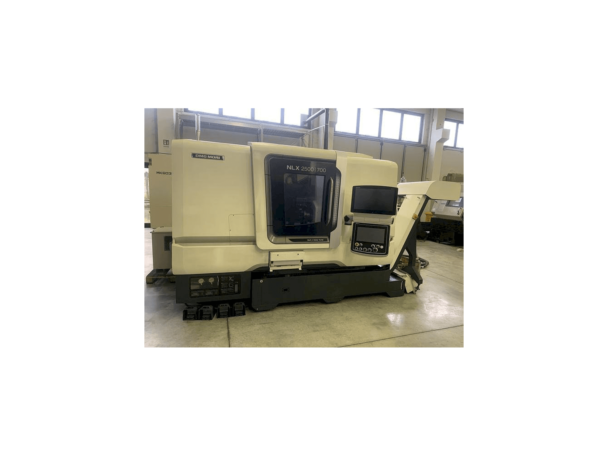 Vista Frontal da DMG MORI NLX 2500SY máquina