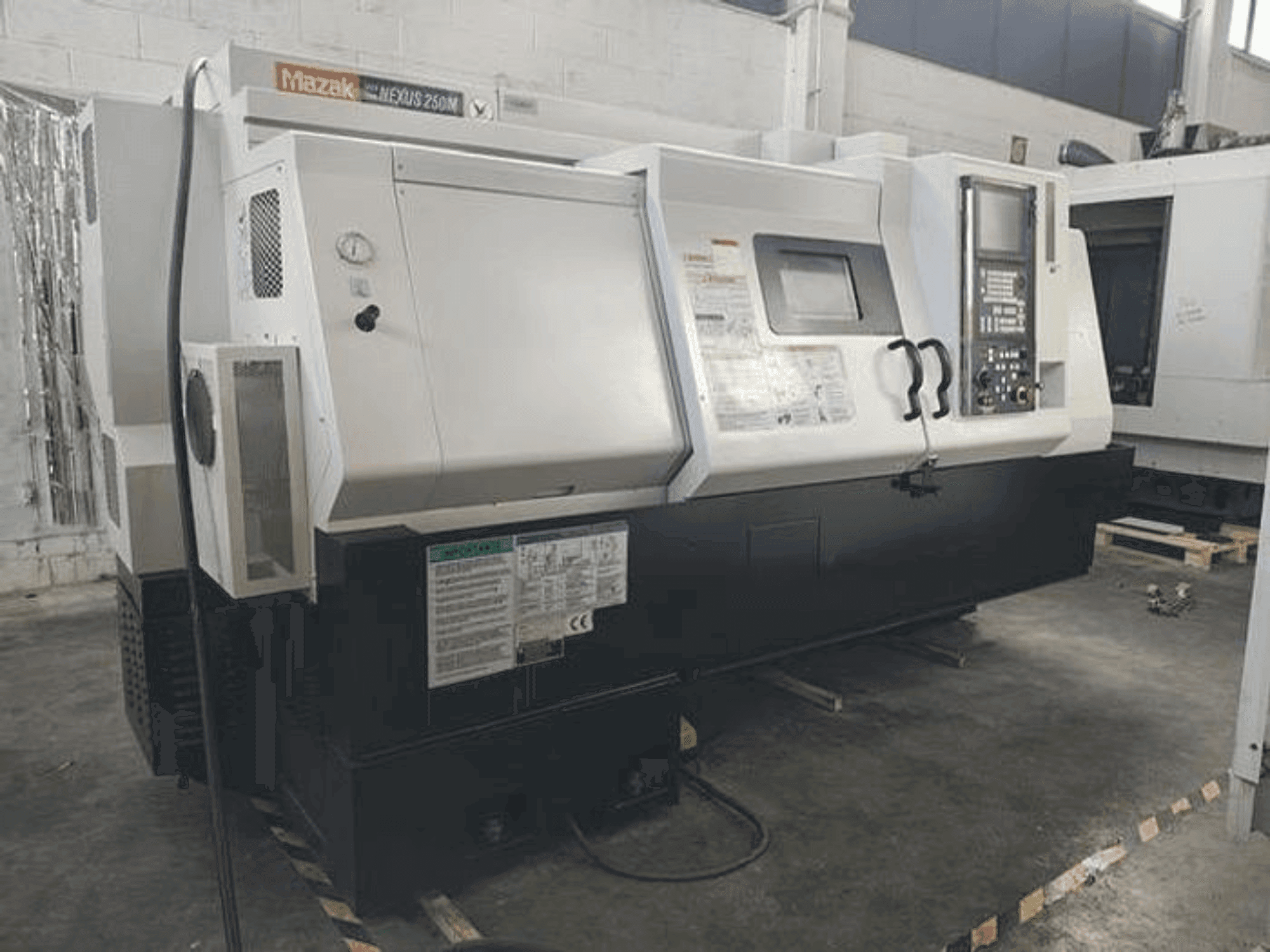 Vista Frontal da Mazak QTN 250M 1000L máquina