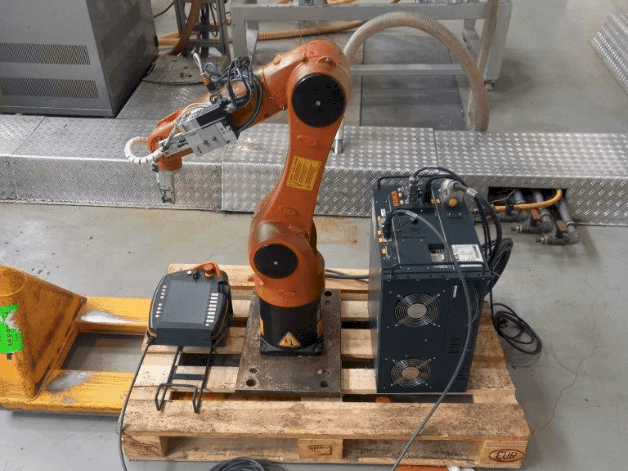 Vista Frontal da KUKA KR 6 R900 sixx máquina