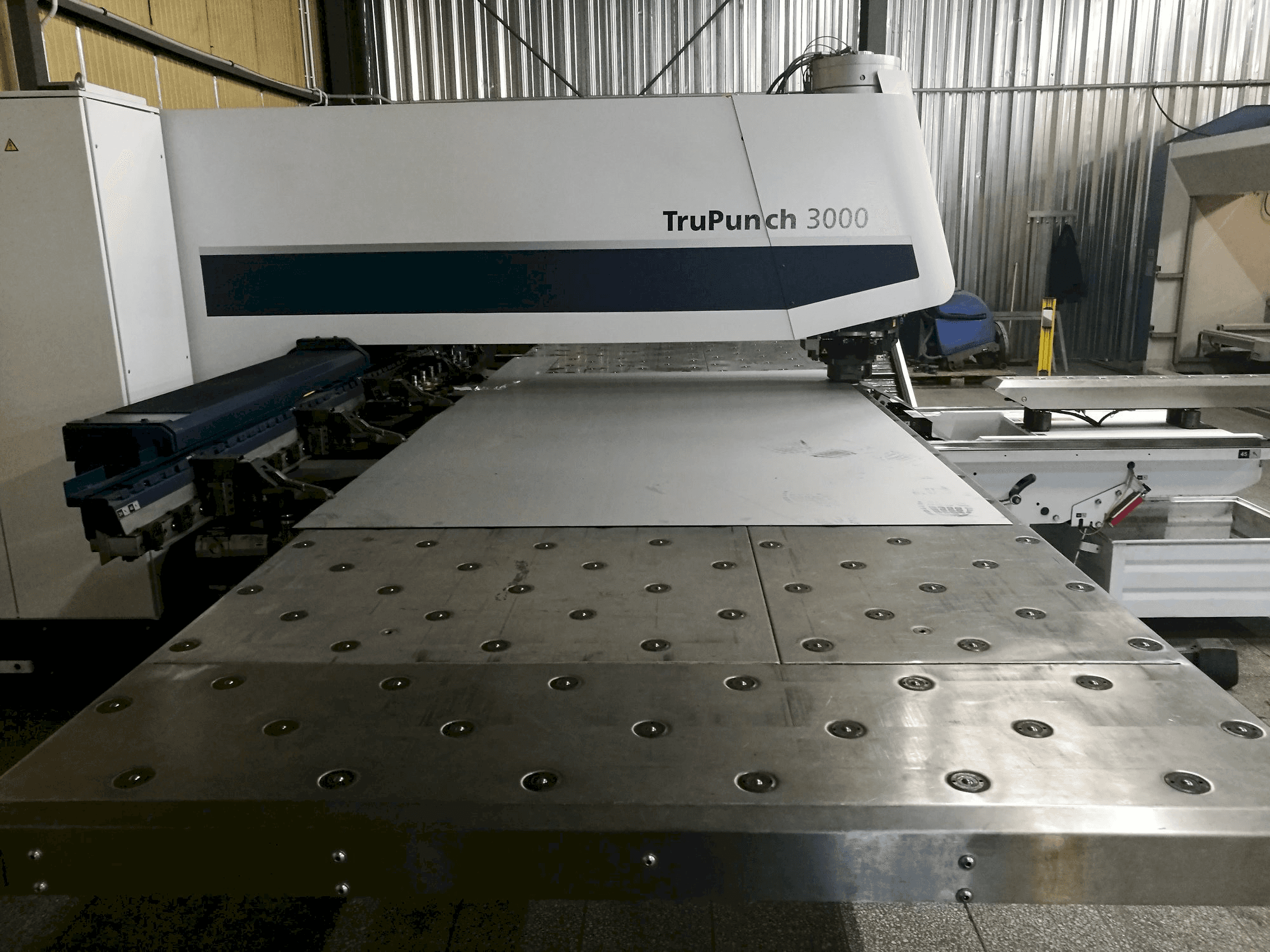 Vista Lateral Esquerda da Trumpf TruPunch 3000 máquina
