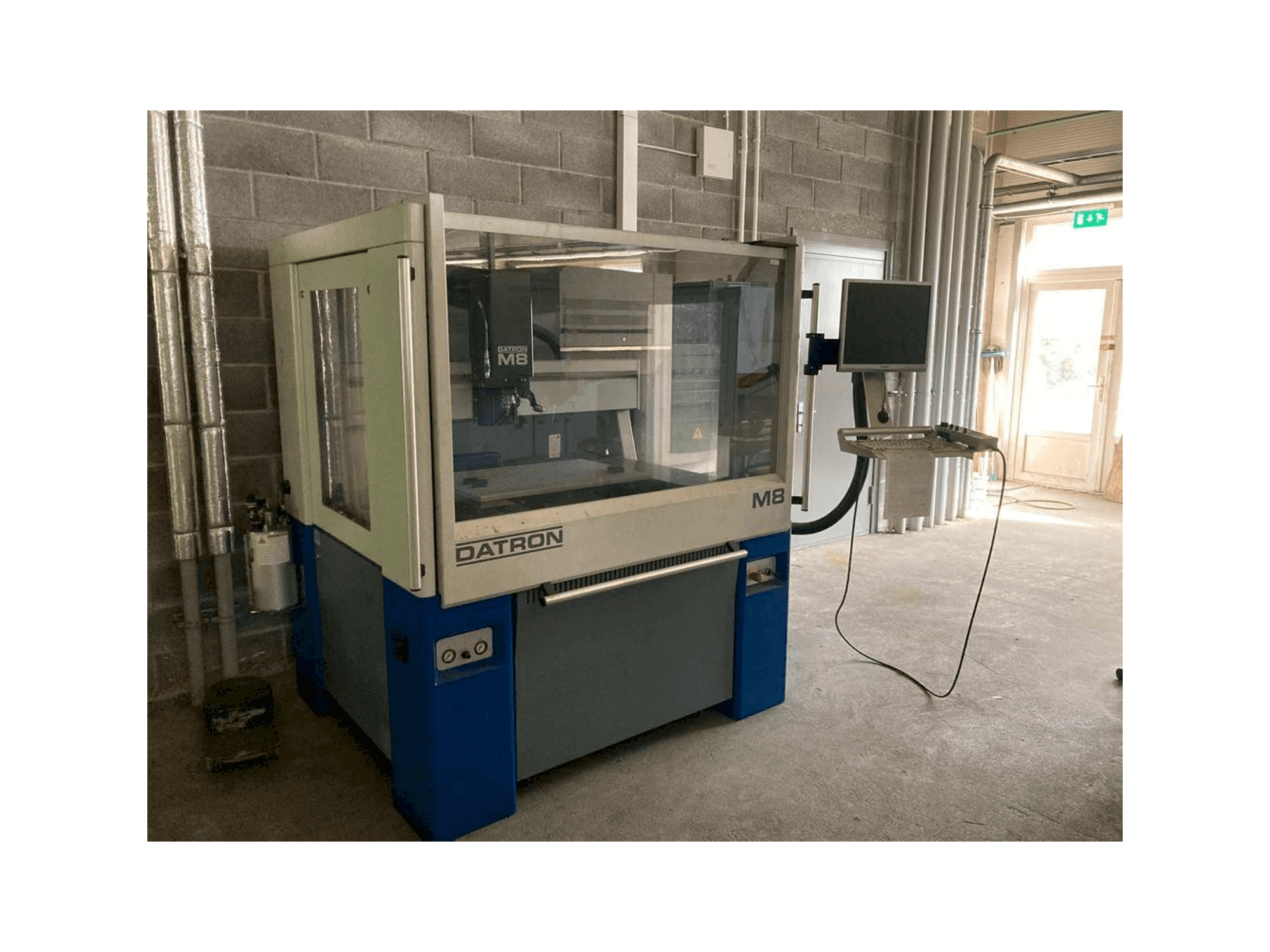 Vista Frontal da Datron M8A máquina