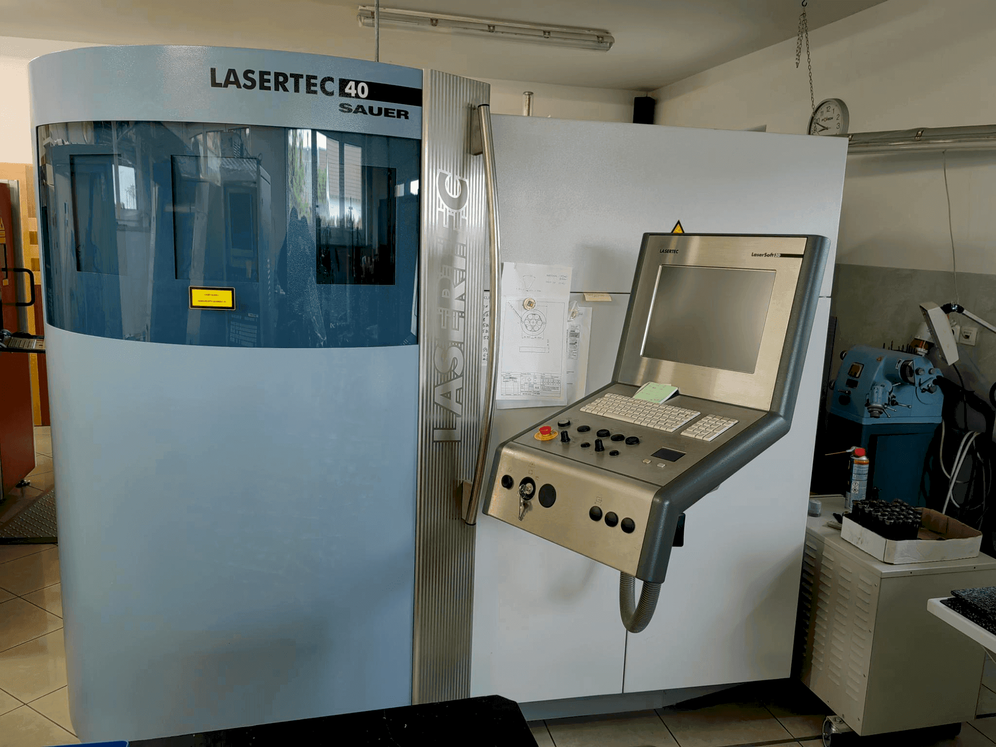 Vista Frontal da DMG SAUER LASERTEC 40 (2008) máquina