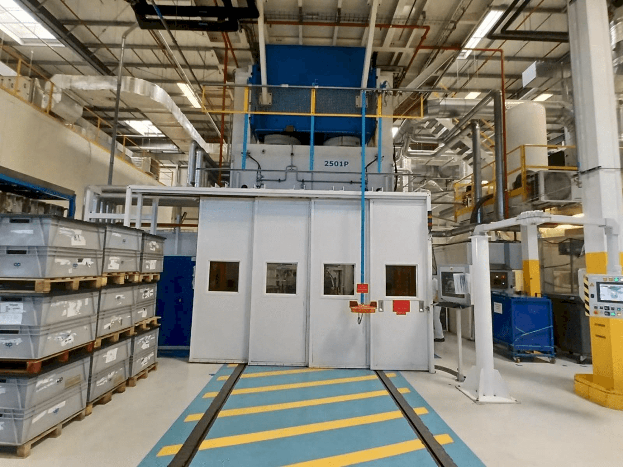 Vista Frontal da Pinette 2500 Ton máquina