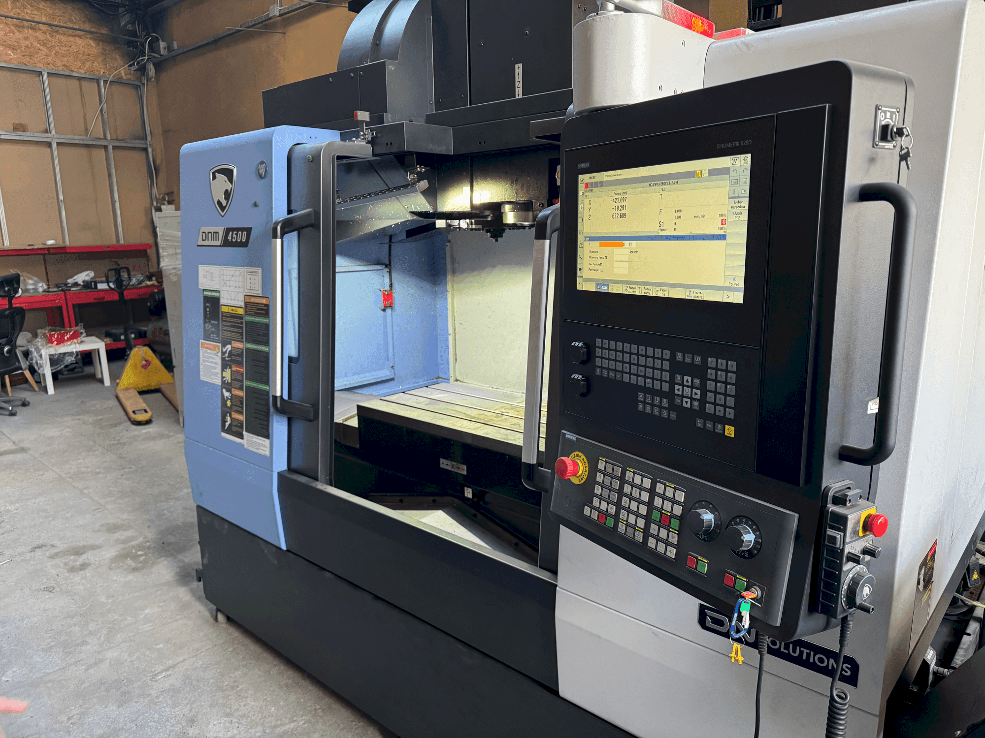 Vista Frontal da DN SOLUTIONS DNM 4500 máquina
