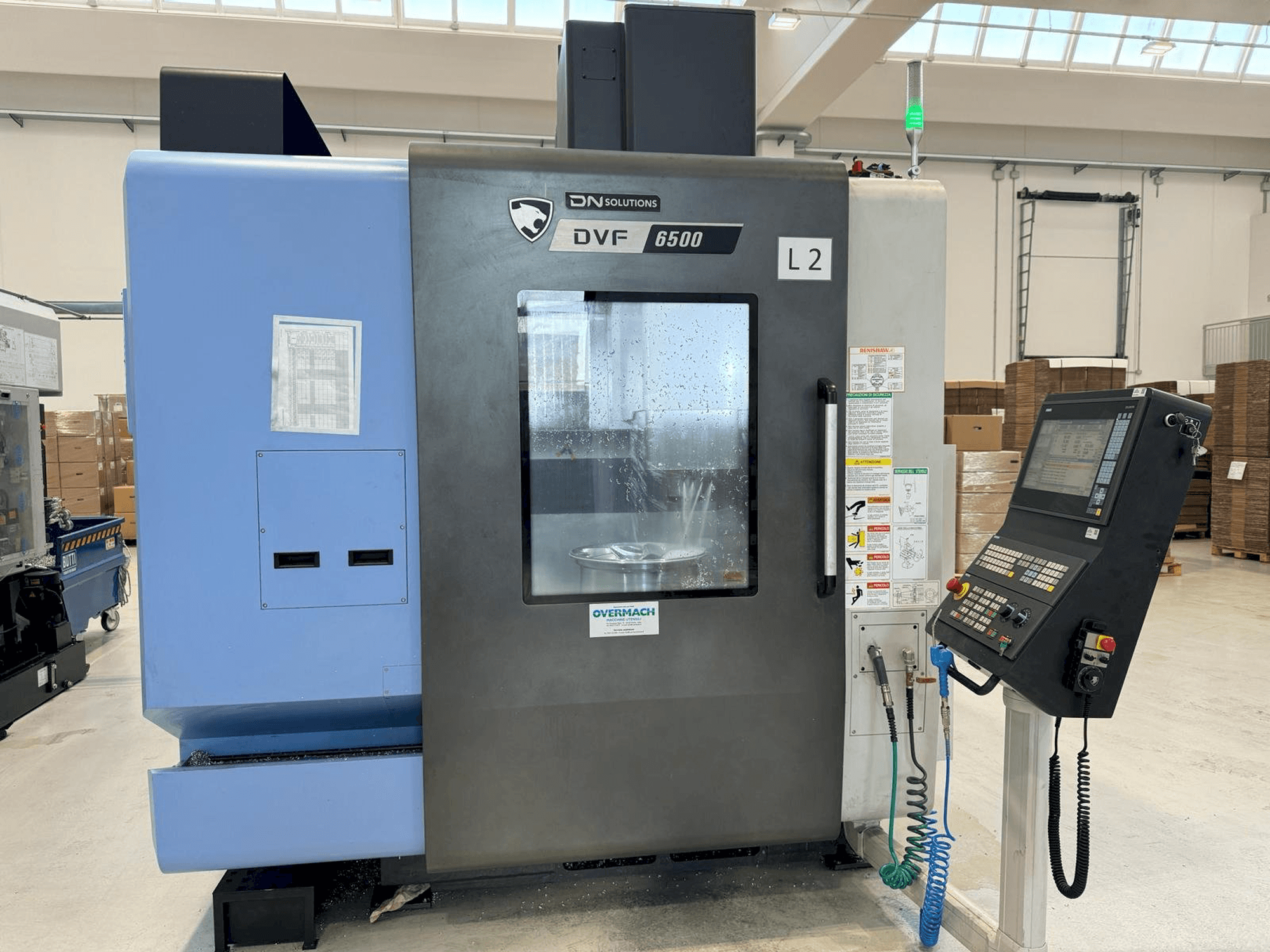 Vista Frontal da DN SOLUTIONS DVF 6500 máquina