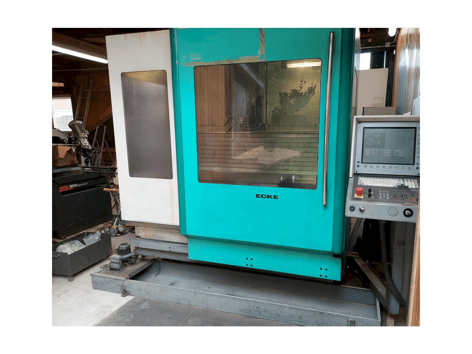 Vista Frontal da DECKEL MAHO DMU 60 E máquina