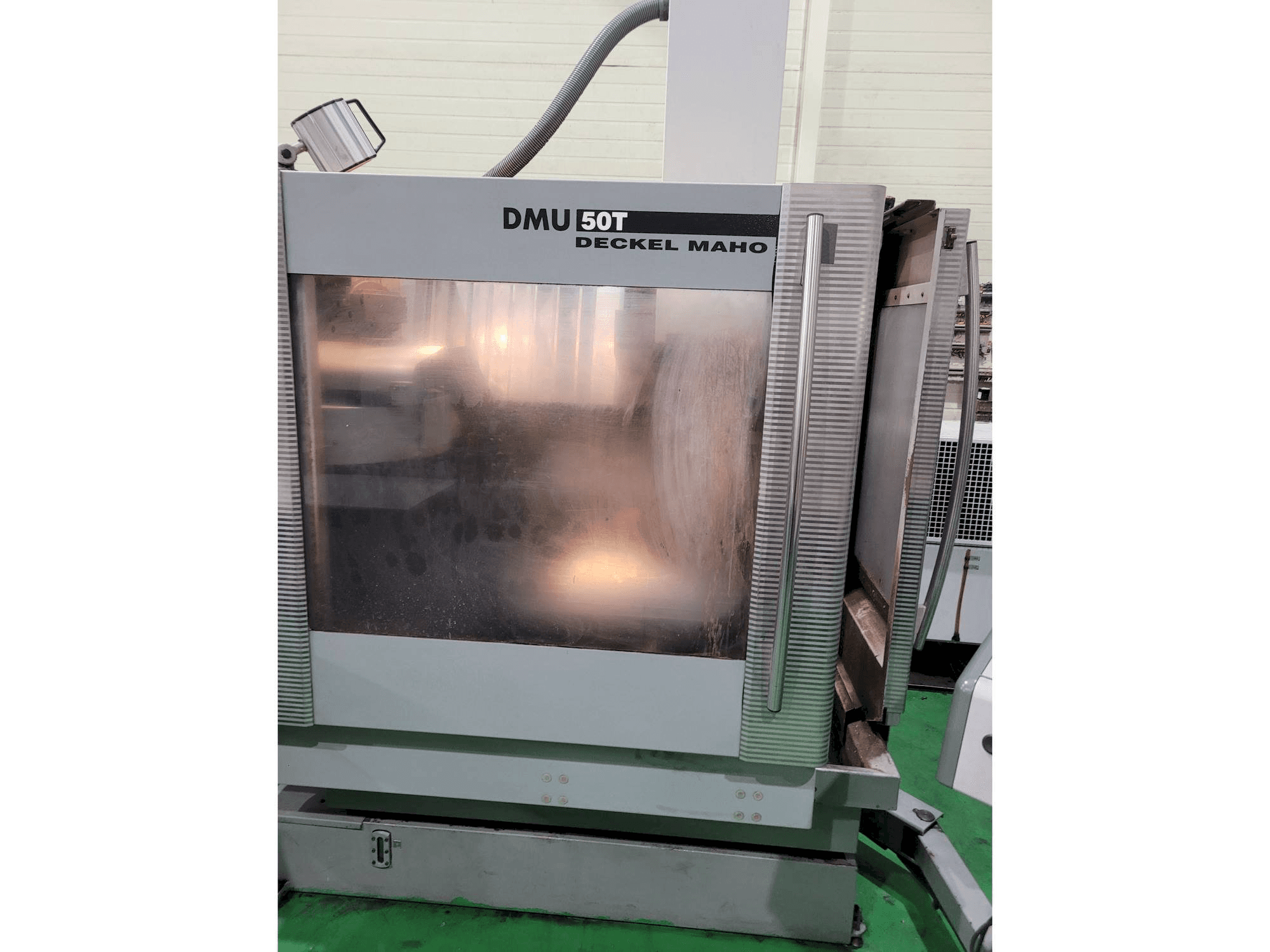 Vista Frontal da DECKEL MAHO DMU 50 T máquina