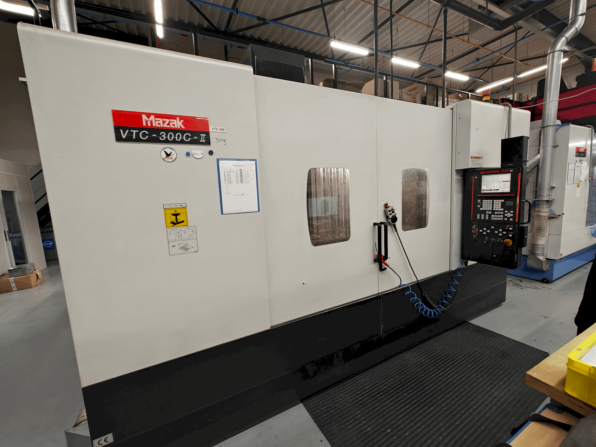 Vista Frontal da Mazak VTC-300C máquina