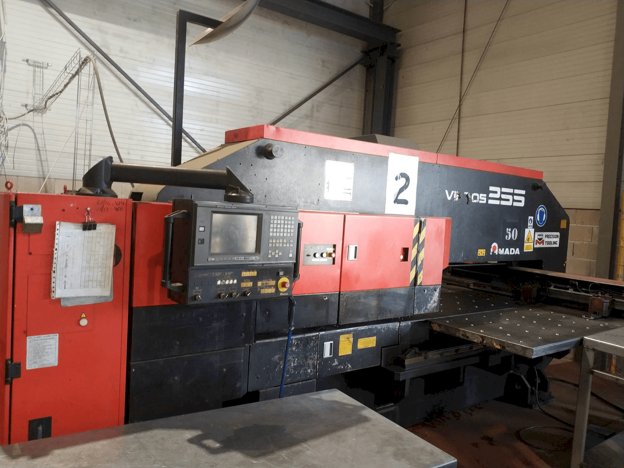 Vista Frontal da AMADA VIPROS 255 máquina