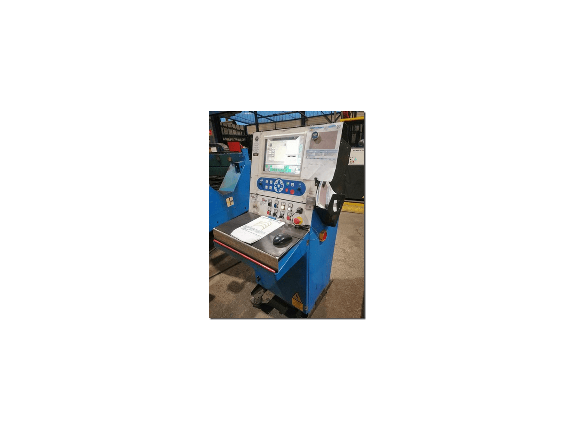 Painel de controlo de uma máquina industrial com um ecrã, botões e um rato, visto de frente. Corpo azul com marcas de segurança.
