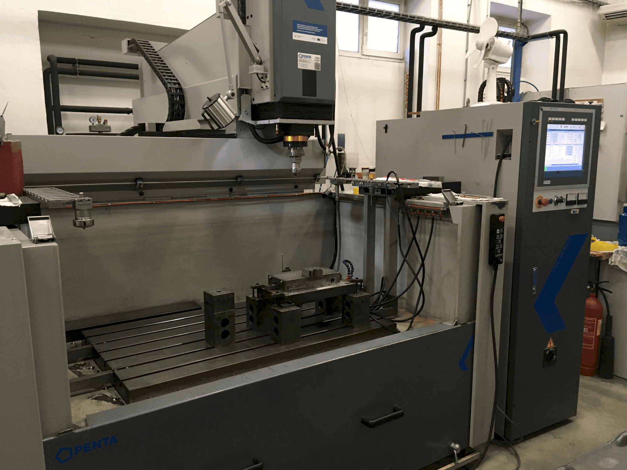 Vista Frontal da PENTA 1060 CNC máquina