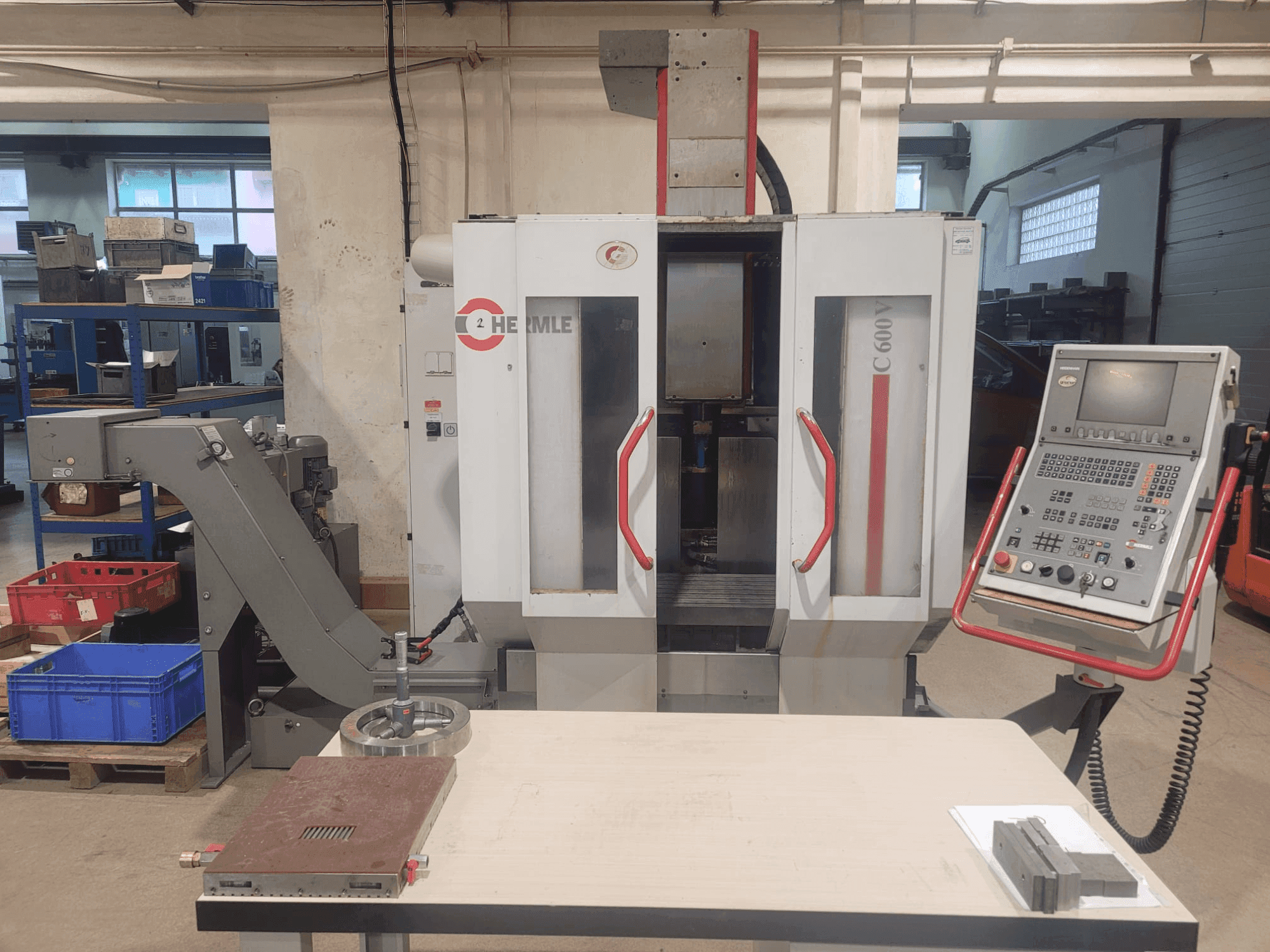Vista Frontal da HERMLE C 600 V máquina