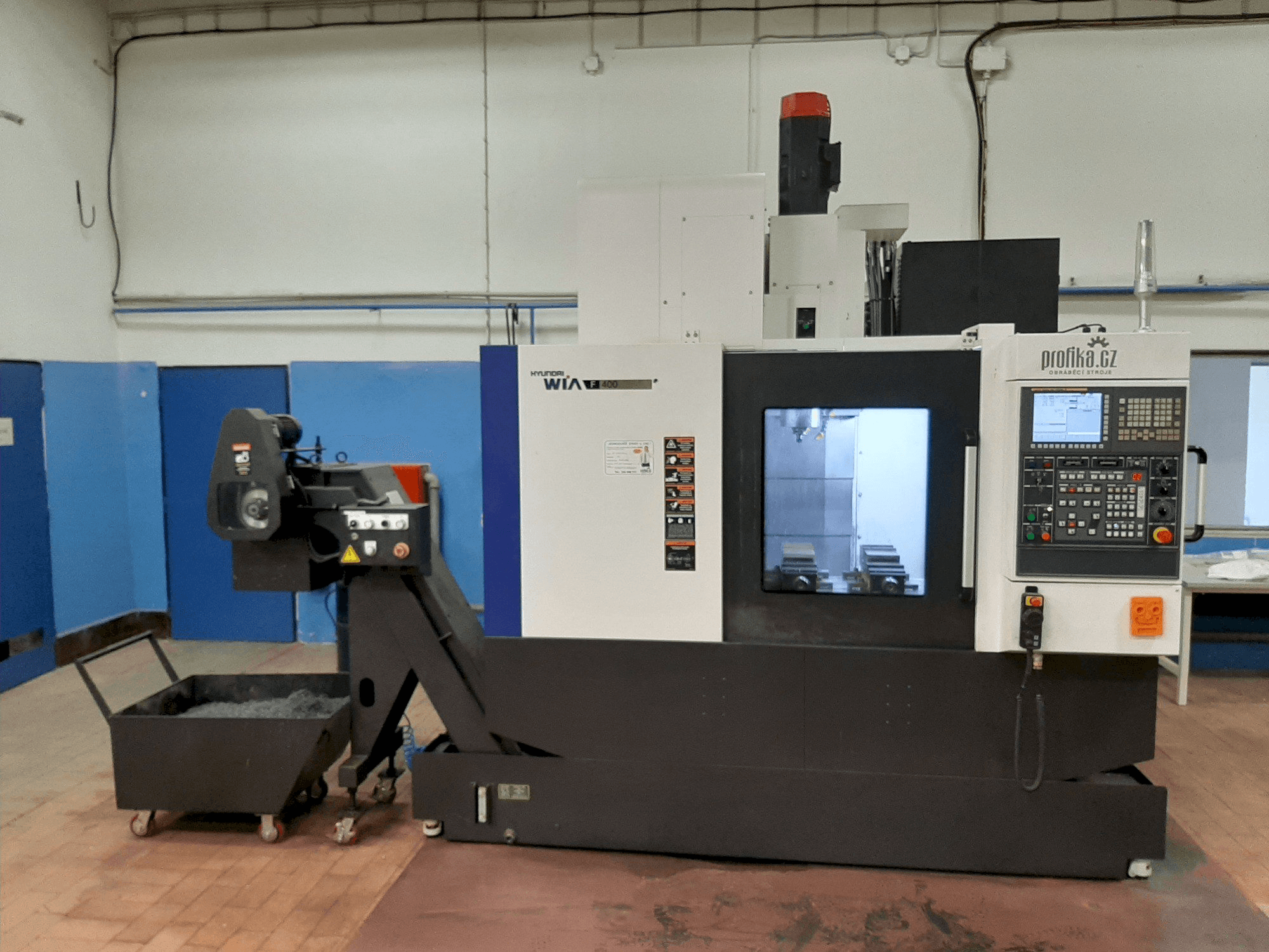 Vista Frontal da Hyundai Wia F400 máquina