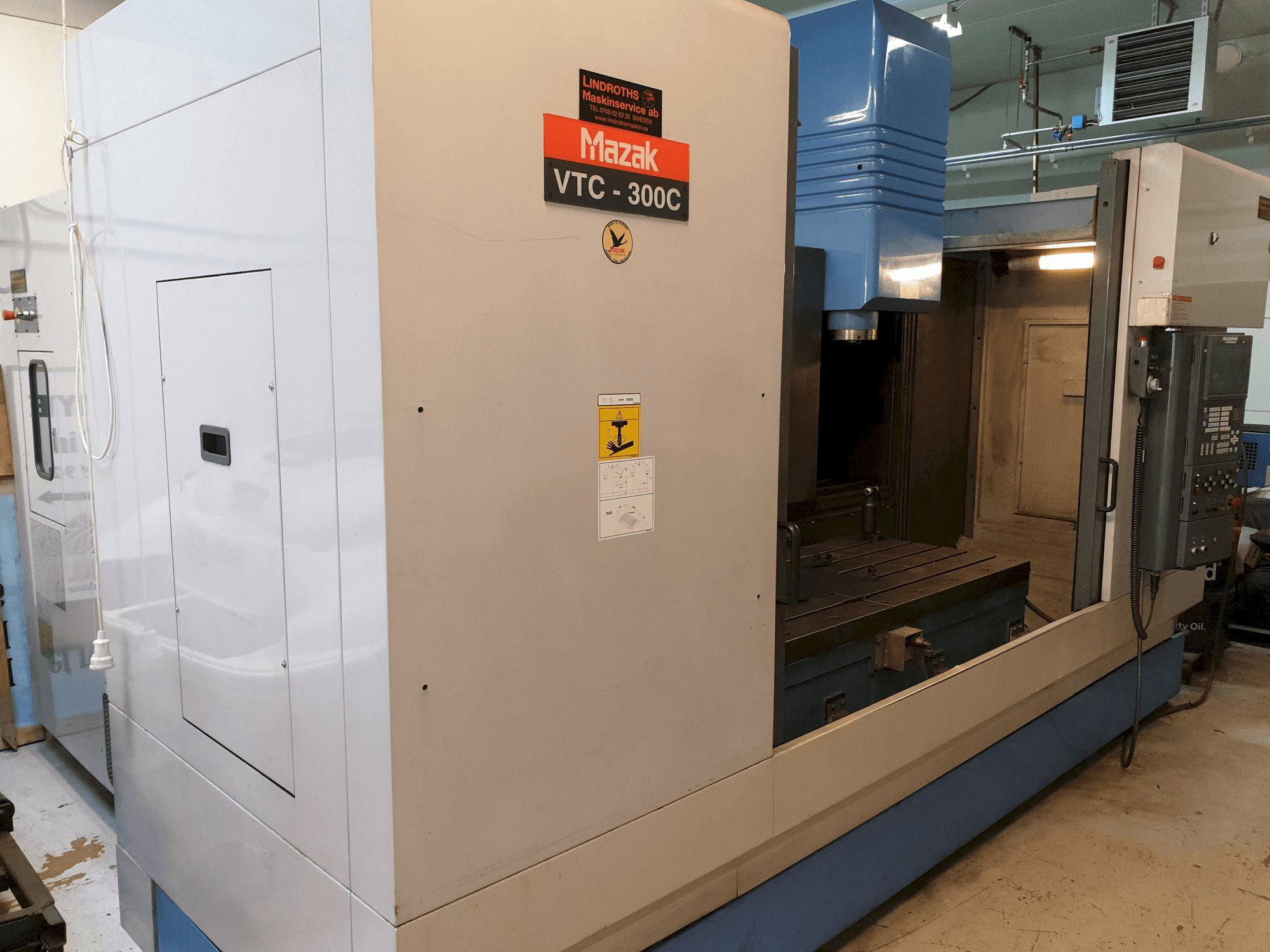 Vista Lateral Esquerda da Mazak VTC-300C máquina