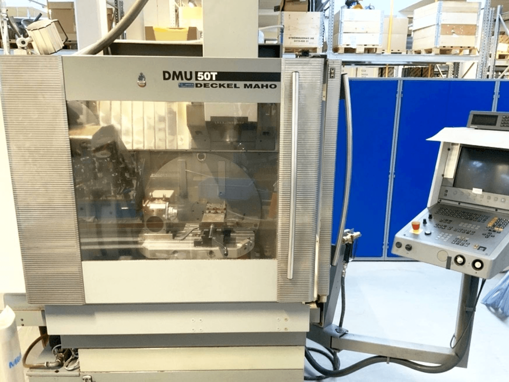 Vista Frontal da DECKEL MAHO DMU 50T máquina